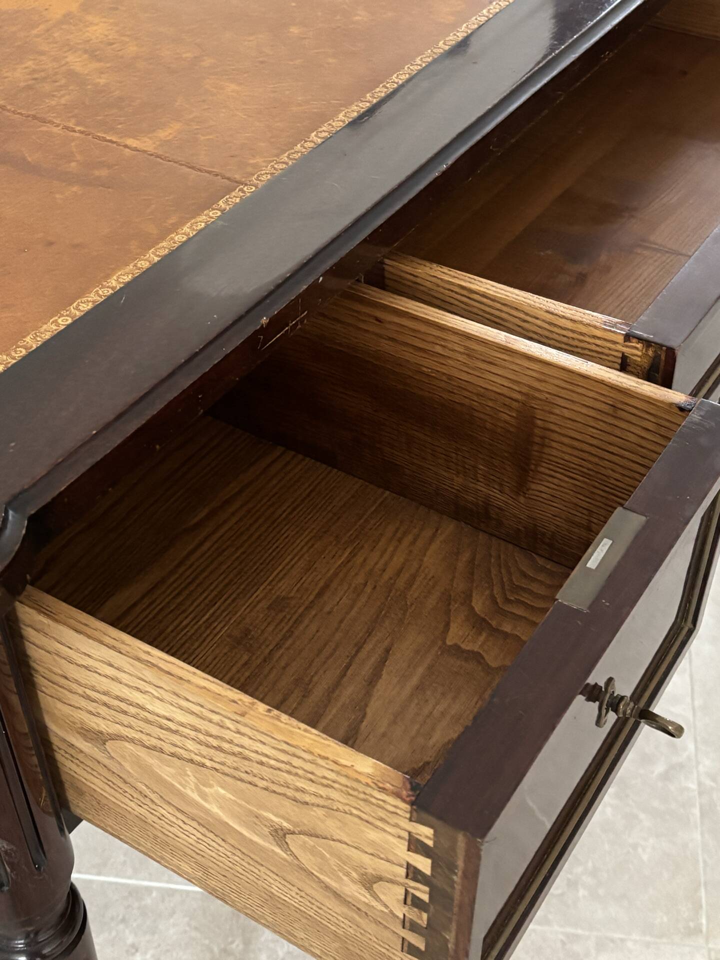 Bureau style Empire en acajou et cuir doré