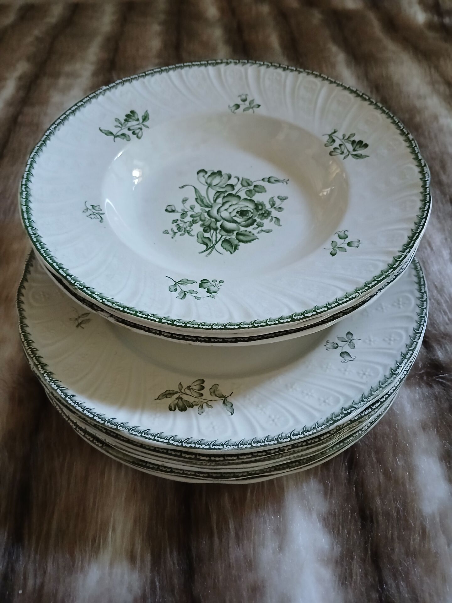 9 assiettes anciennes en Terre de fer "Strasbourg "