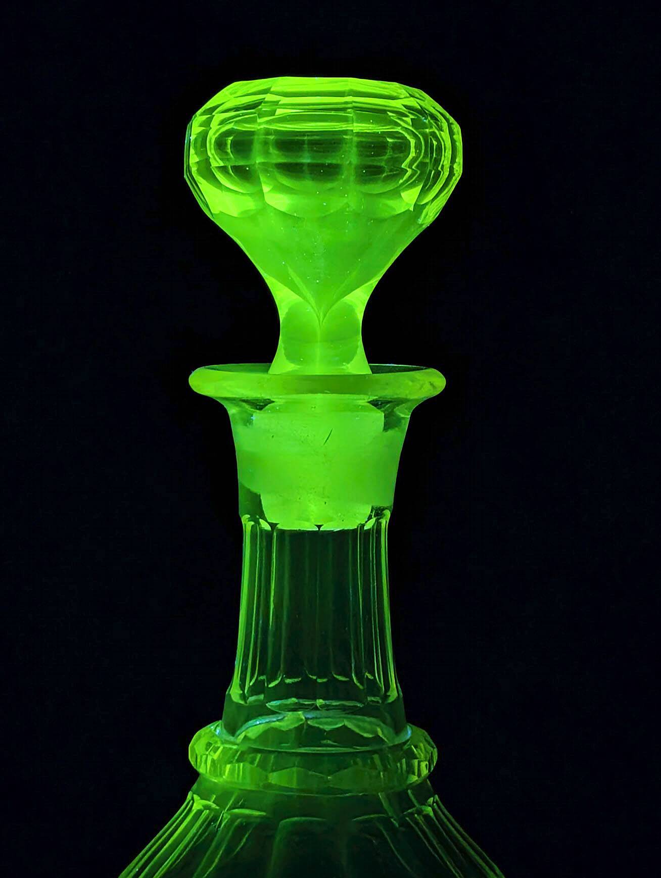 Antique decanter "with flat ribs" Louis Philippe style (1830-1850)