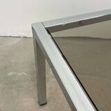 Table basse carré en métal chromé et verre fumé