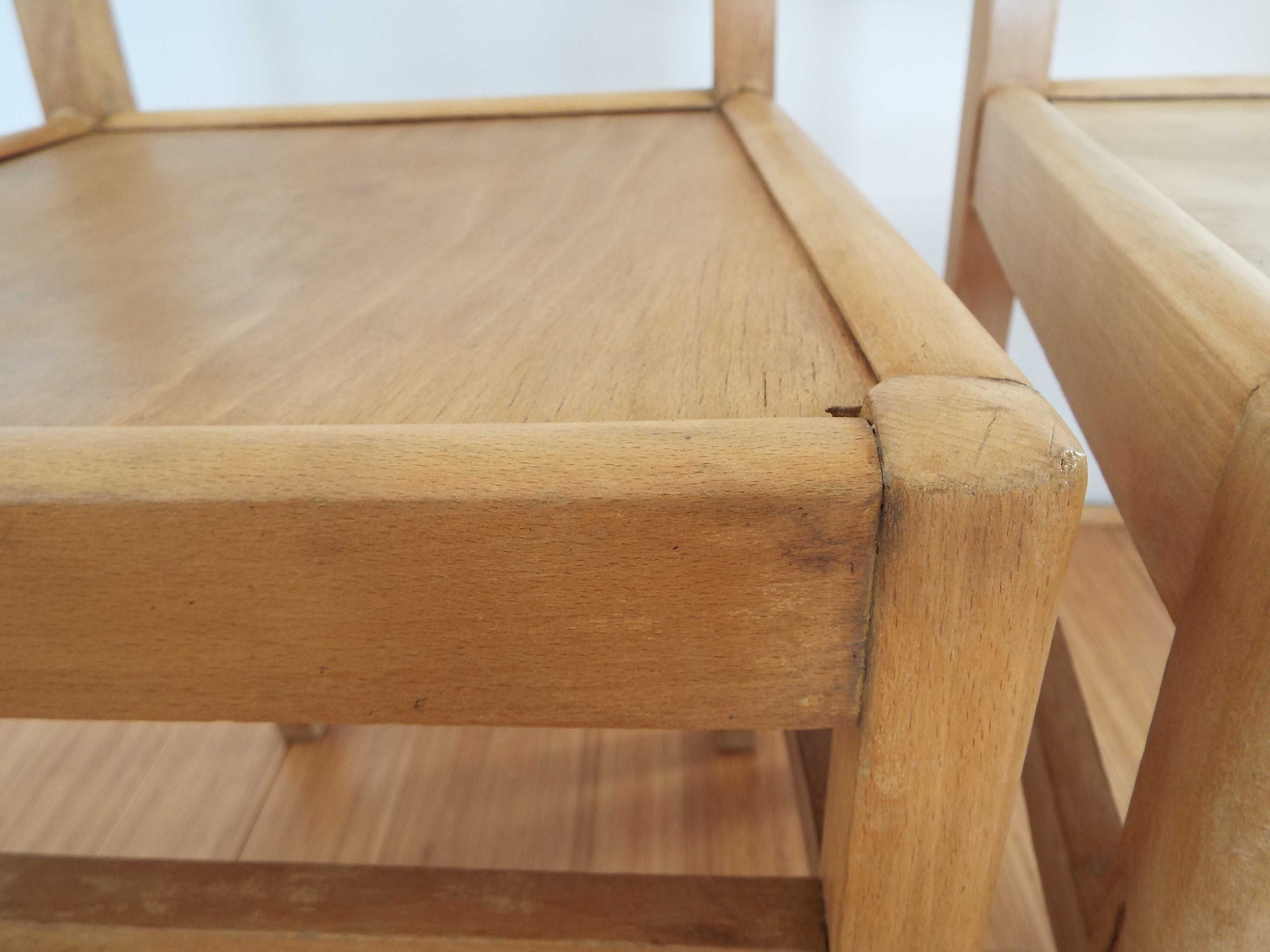 2 wooden chairs type reconstruction