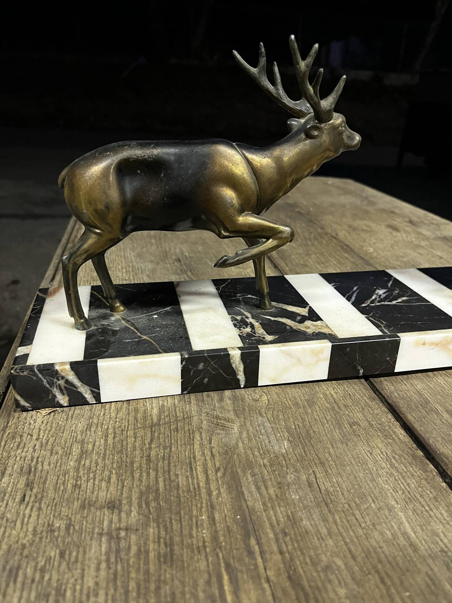 Bronze sculpture of a deer and doe in an Art Deco animal scene on a base.