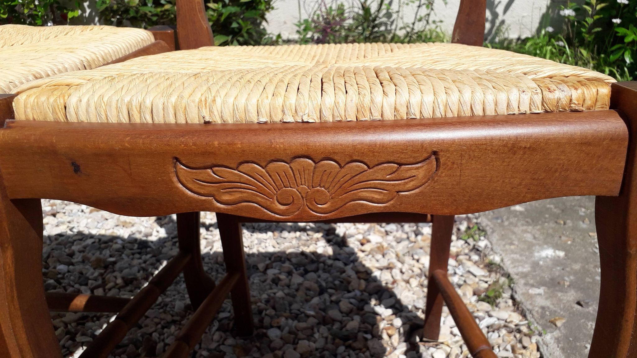 Chaises en bois et paille