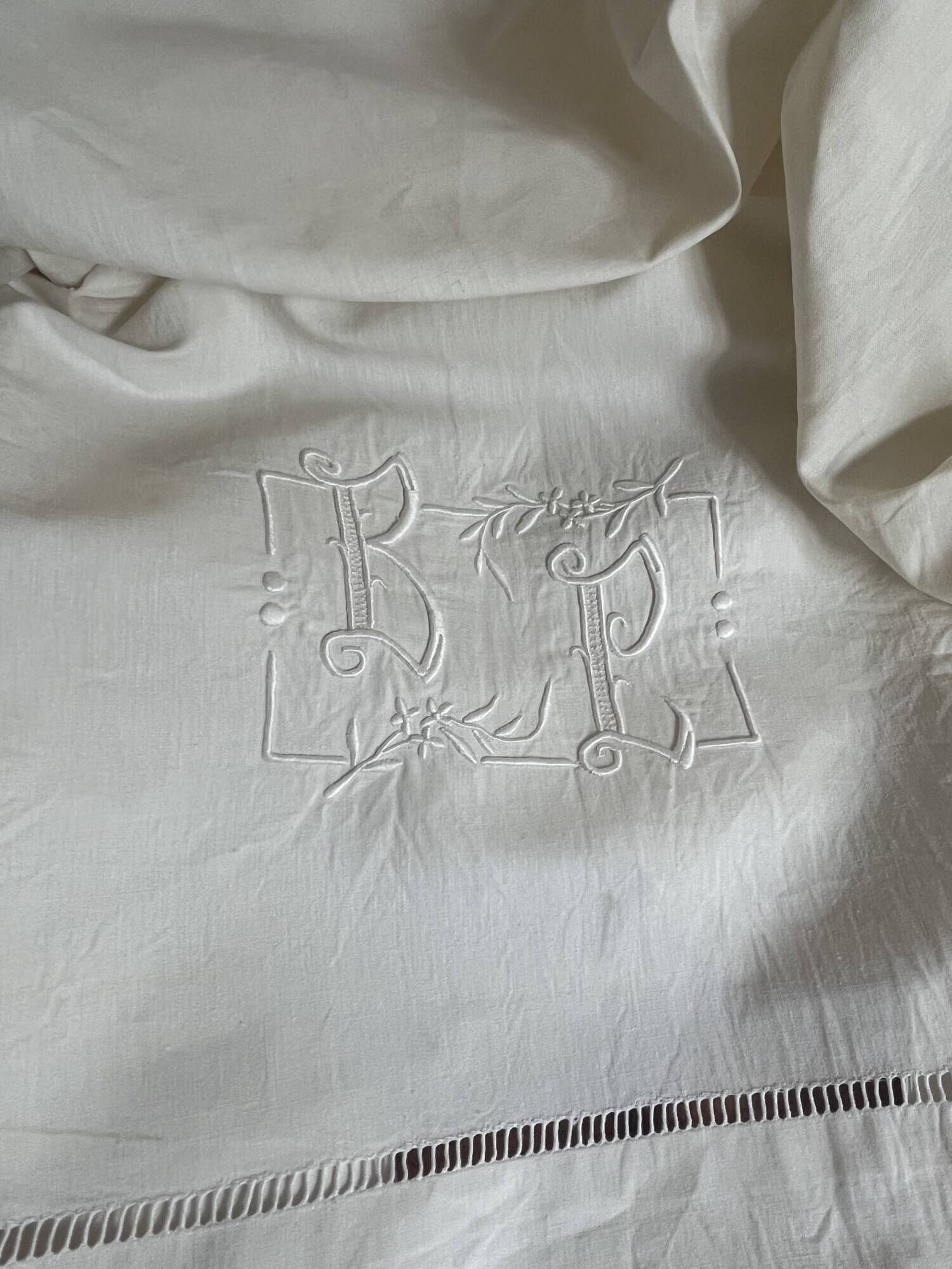 Drap ancien monogrammé BL - Toile métis "Fleur bleue"