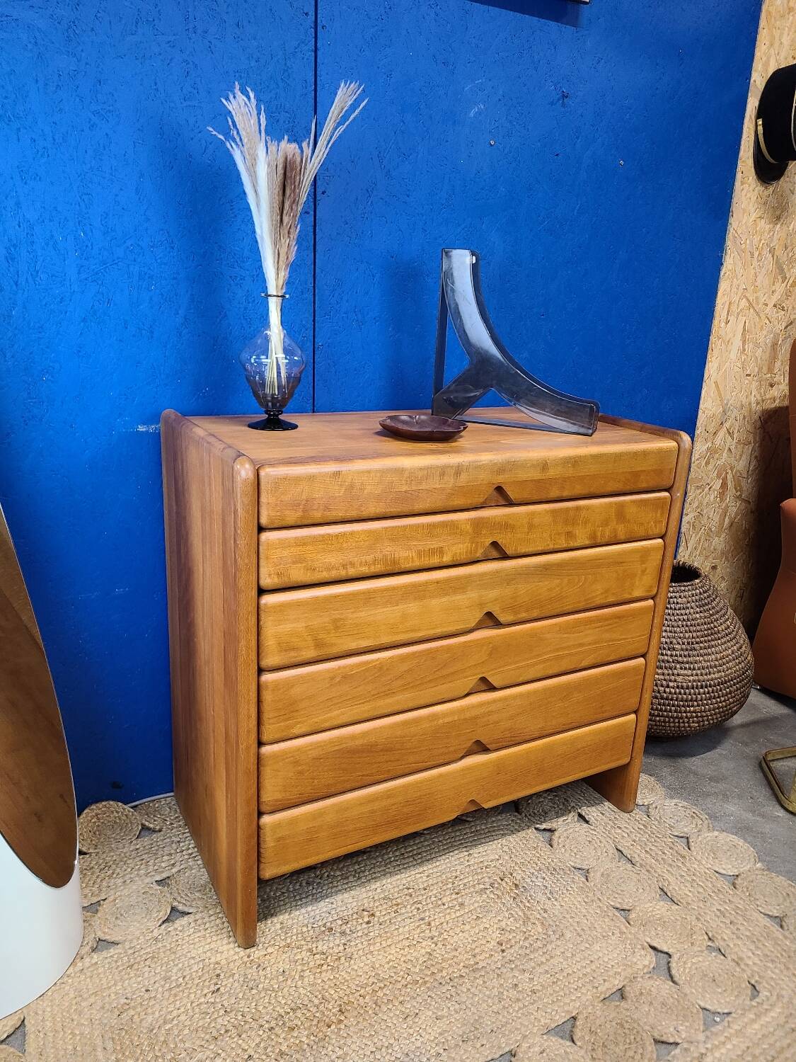Commode vintage dans le goût de la maison regain