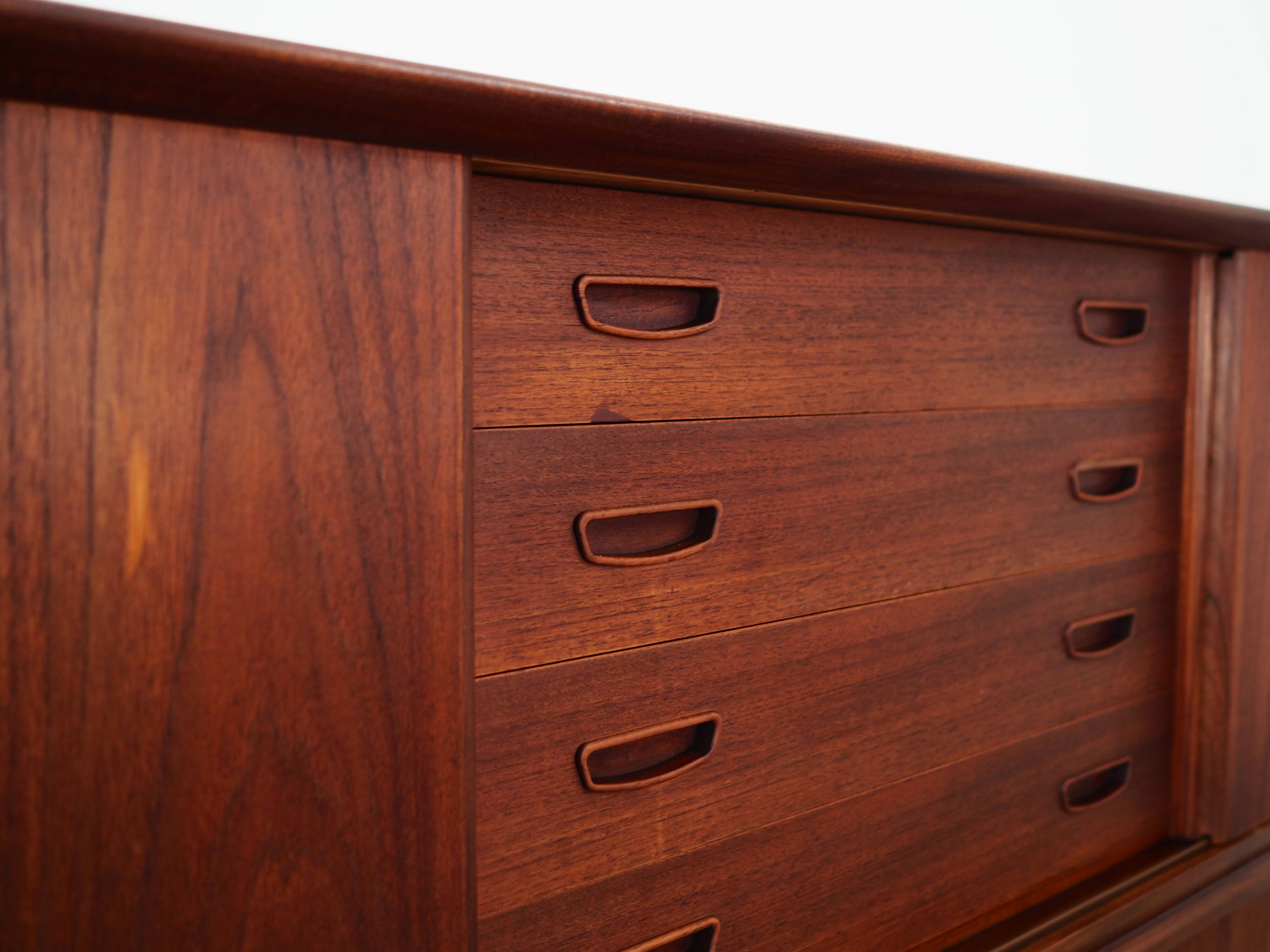 Buffet haut en teck, design danois, années 1970, production : Danemark