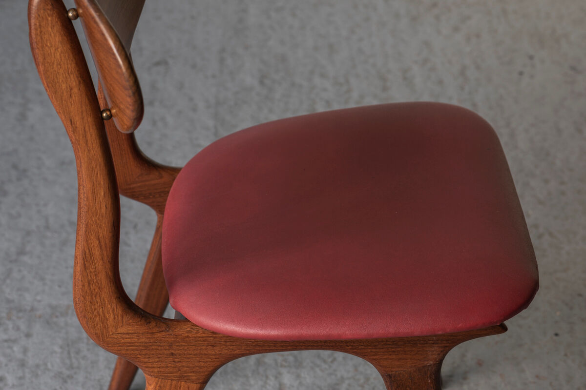Set of 4 dining chairs in teak and burgundy by Louis van Teeffelen, The Netherlands, 1960’s