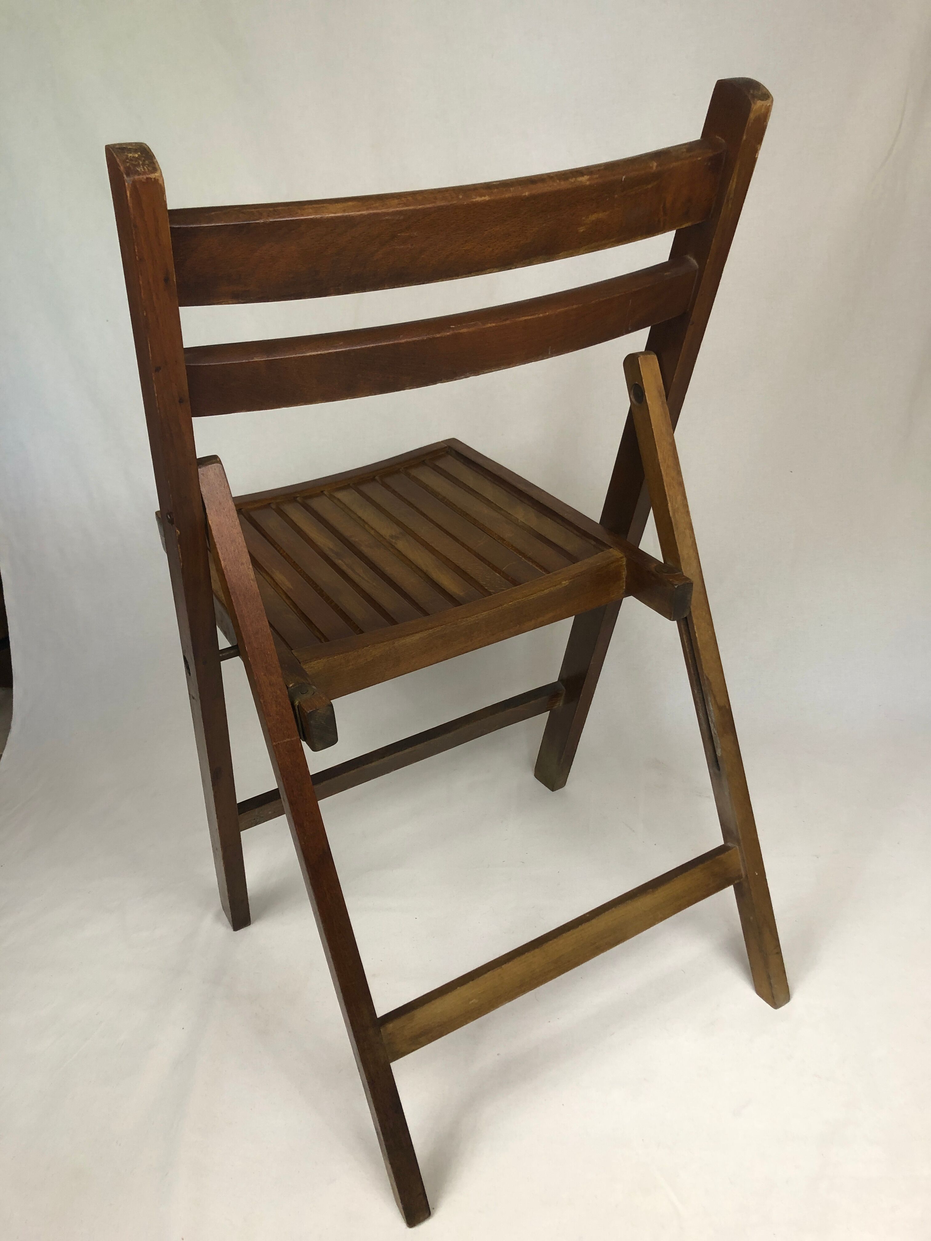 Folding chair in raw wood