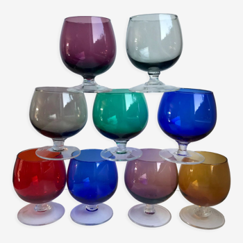 Lot de 9 verres à pieds colorés en verre soufflé années 50