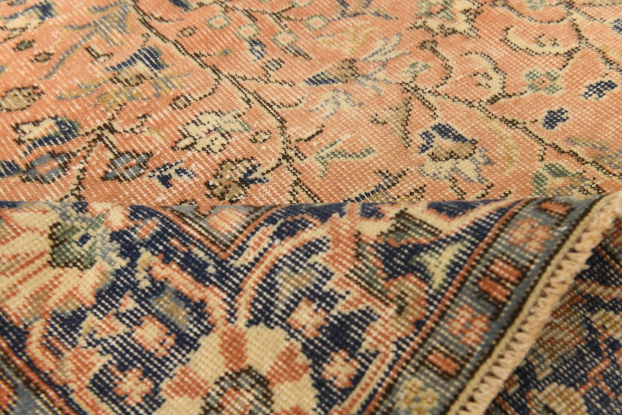 Vintage Turkish rug in red and beige with floral medallion, 199 × 288 cm