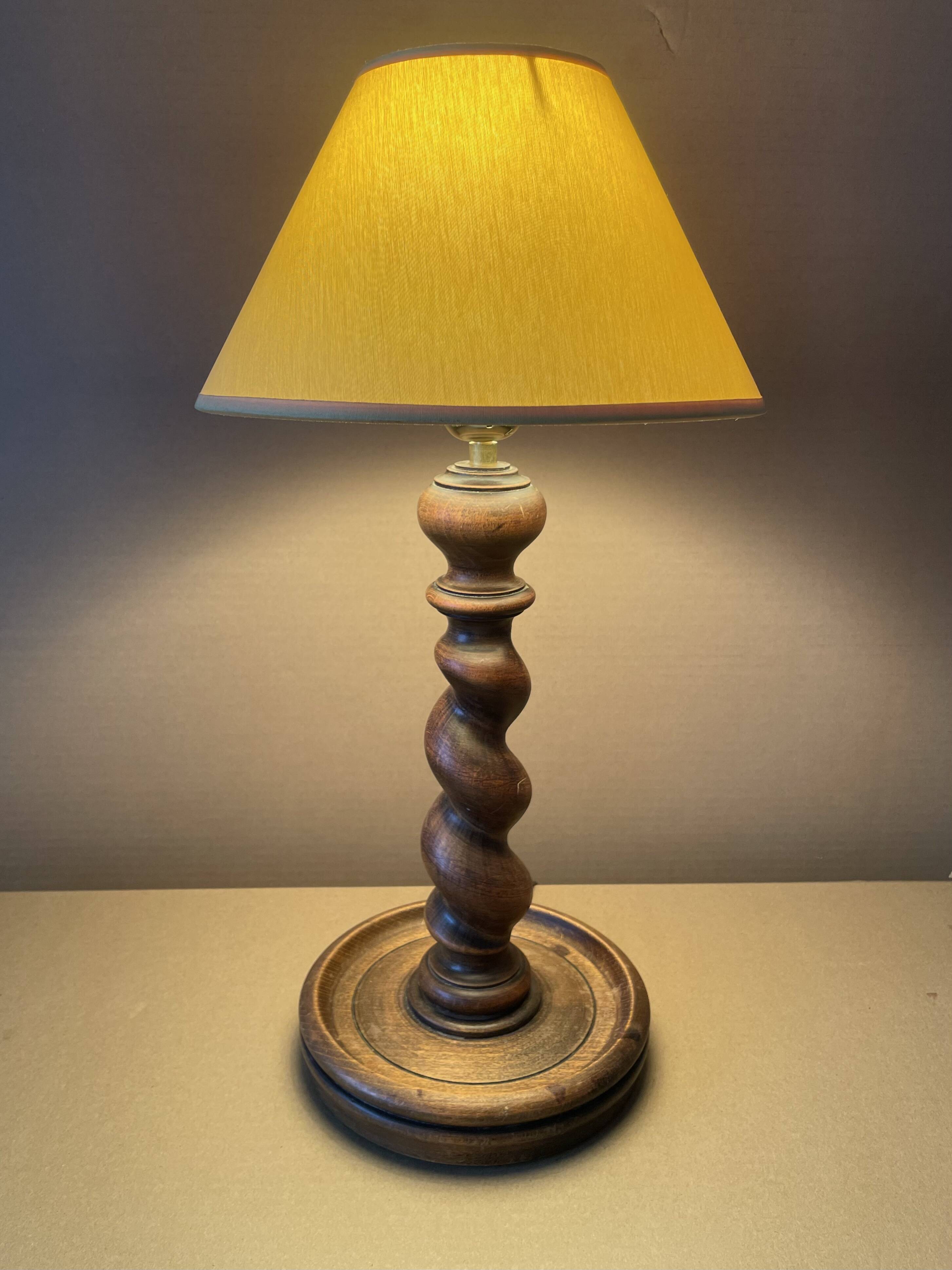 Lampe en bois ancienne