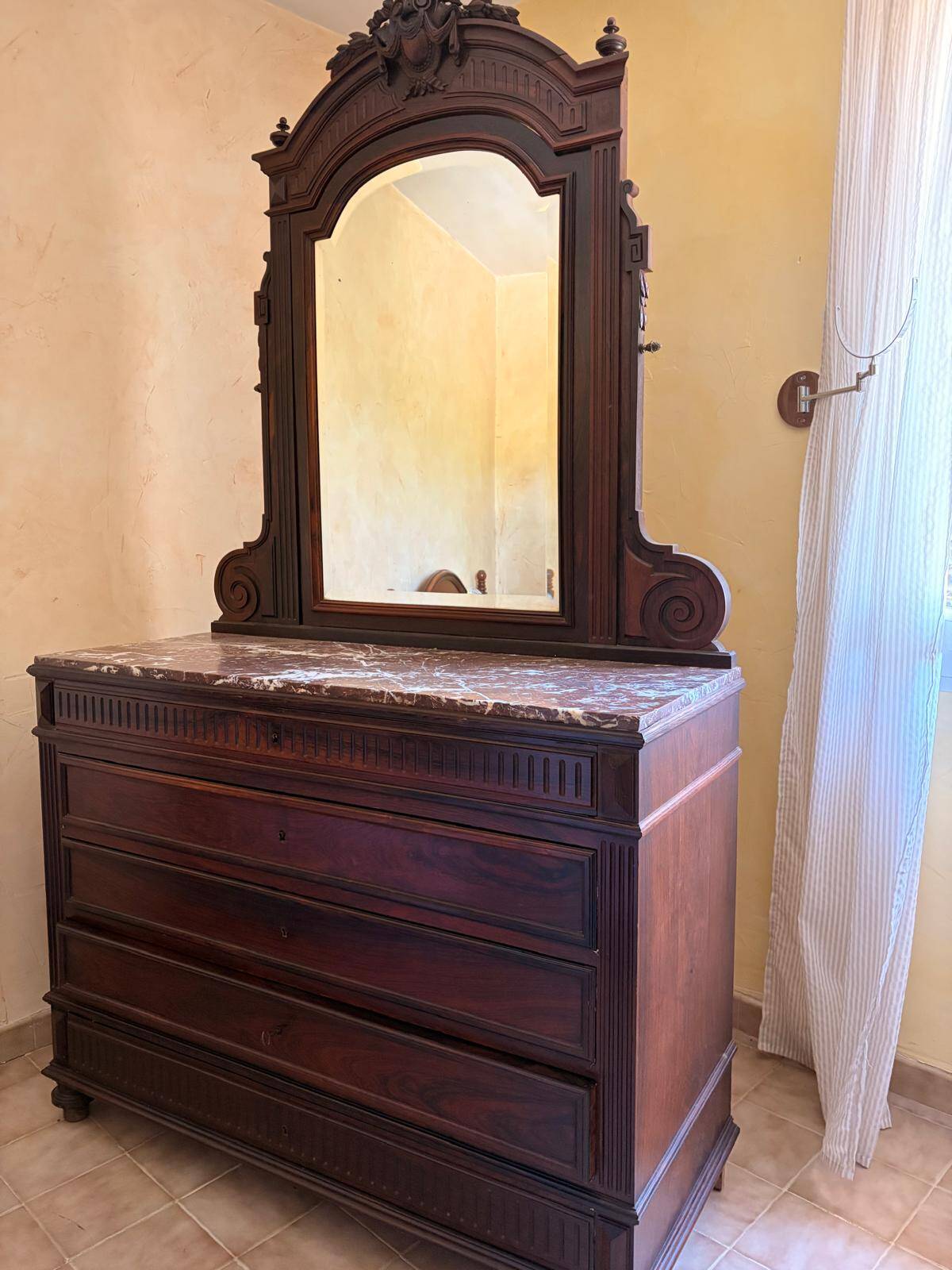 Grande commode avec miroir