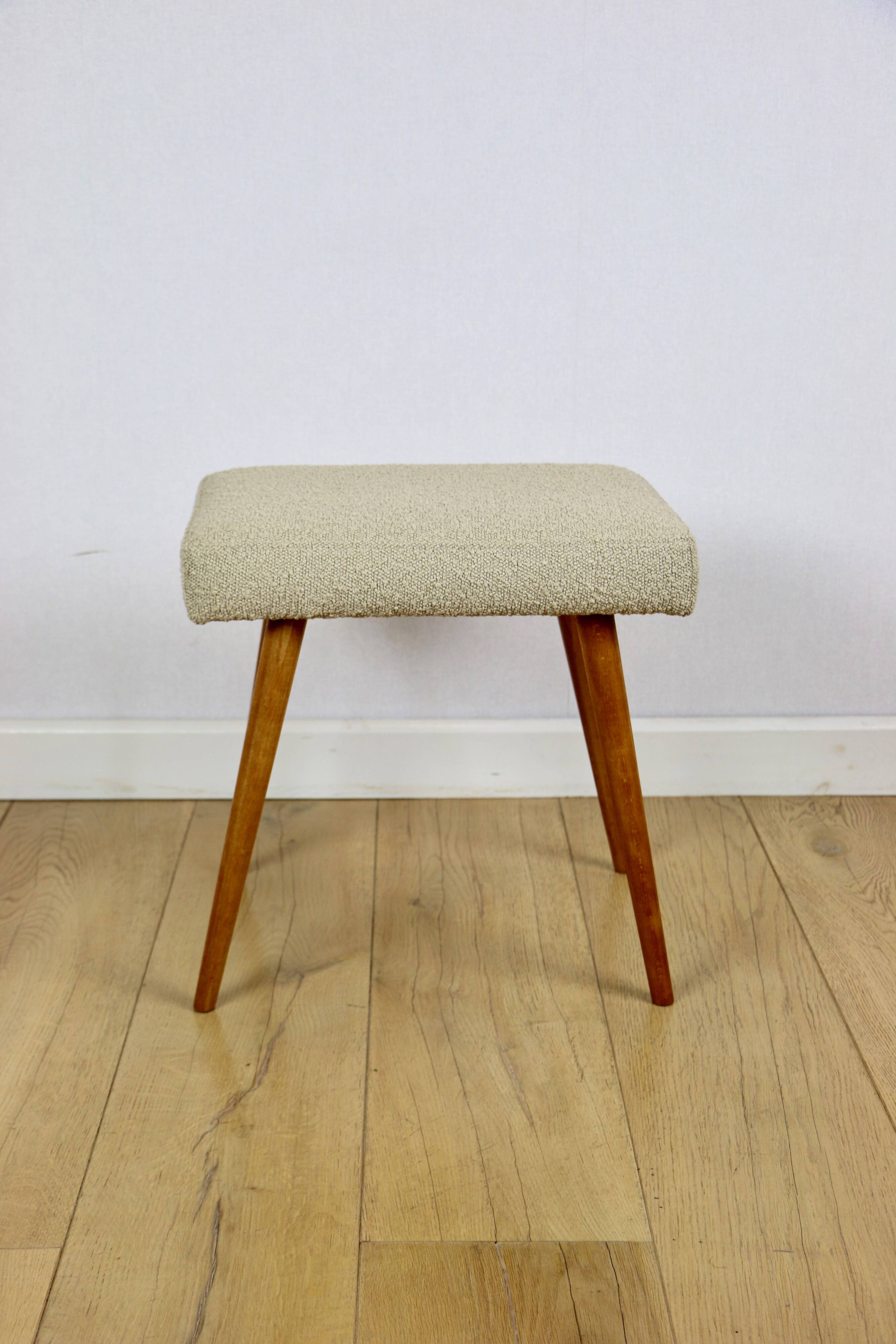 Tabouret en bouclé beige - pieds ronds en hêtre - 2 pièces disponibles