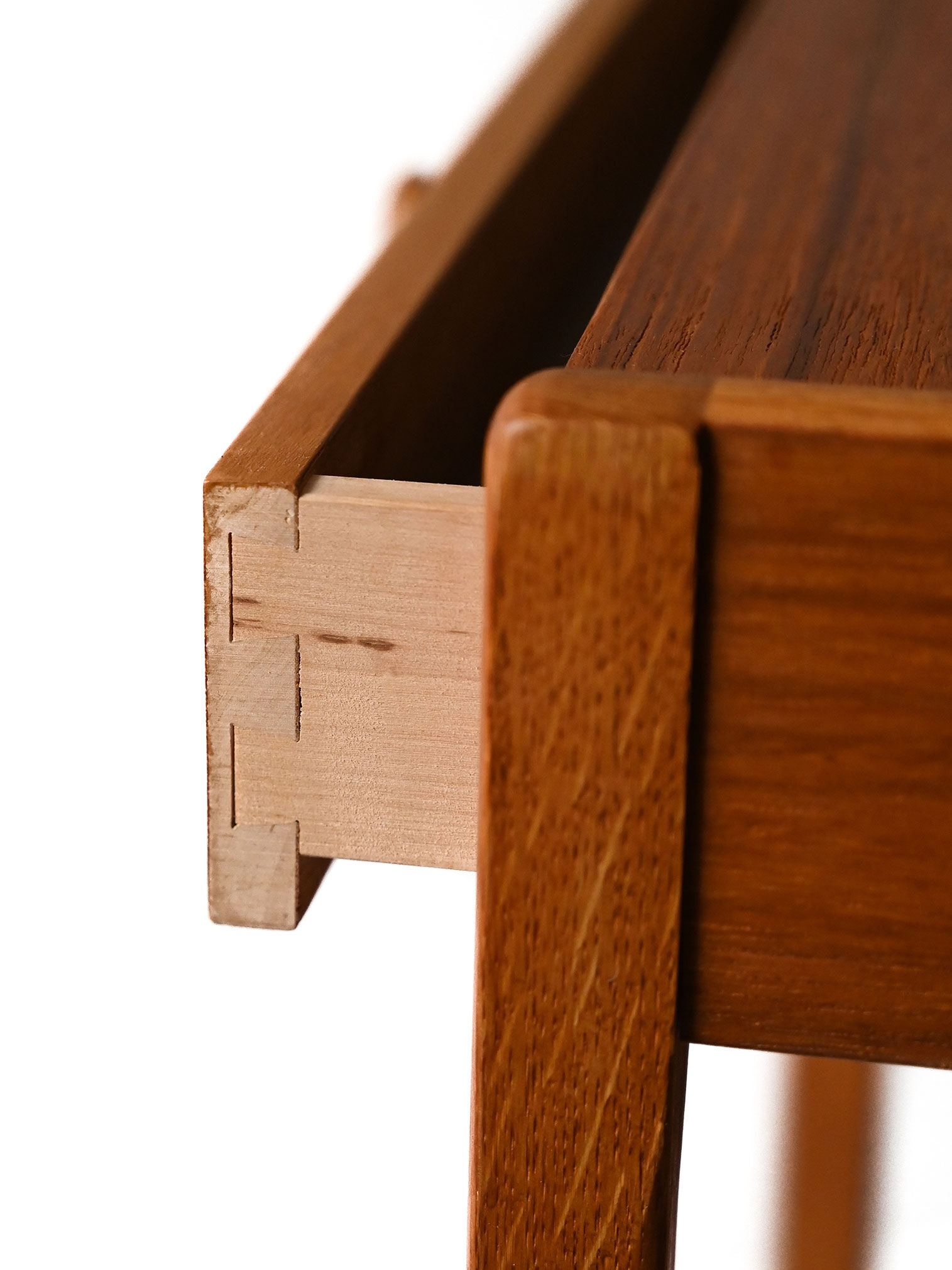 Table de chevet scandinave vintage en teck avec étagère