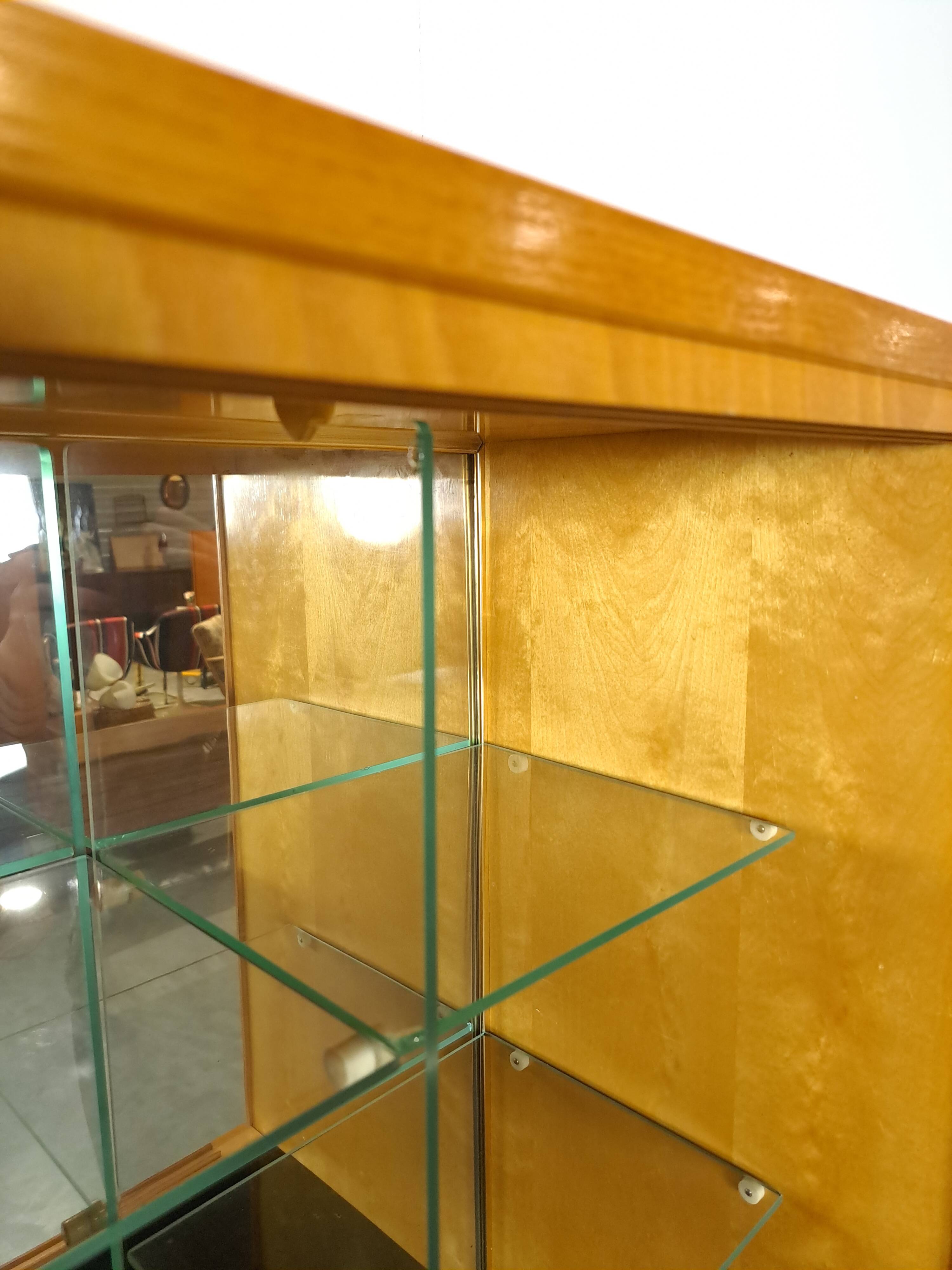 Jitona design vitrinekast met 2 kleuren fineer en schuifdeuren