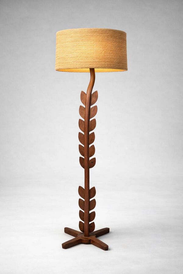 Lampadaire sculptural en bois massif