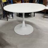 Table ronde avec pied tulipe