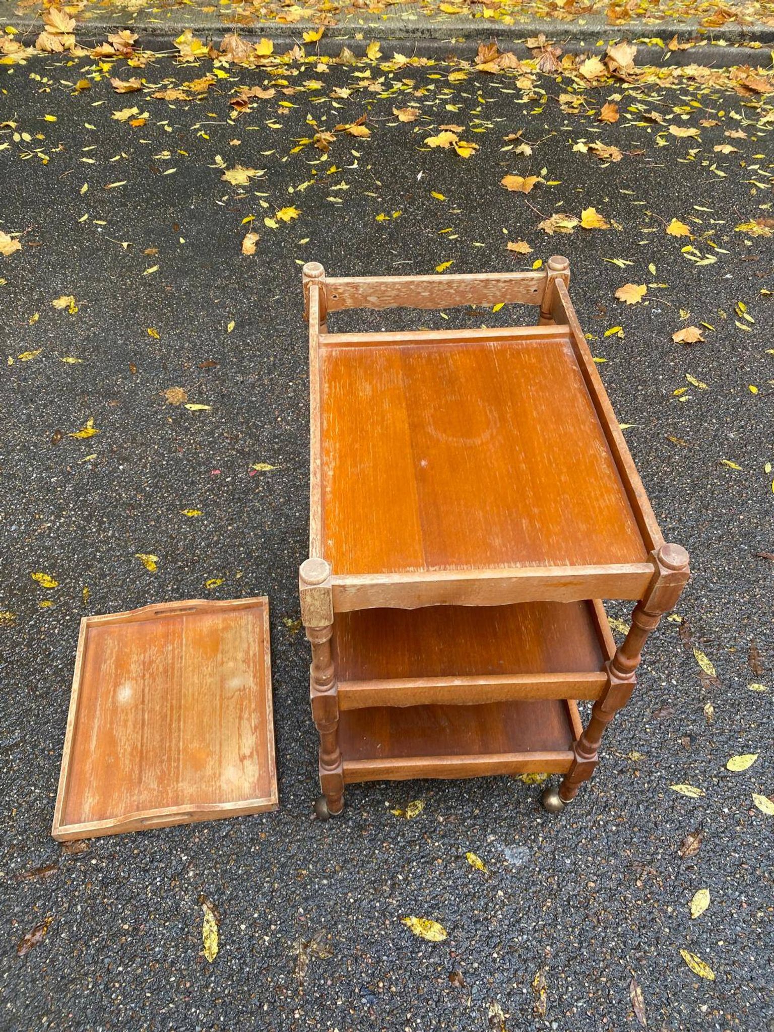Serving cart/dessert bar trolley on wheels with removable tray