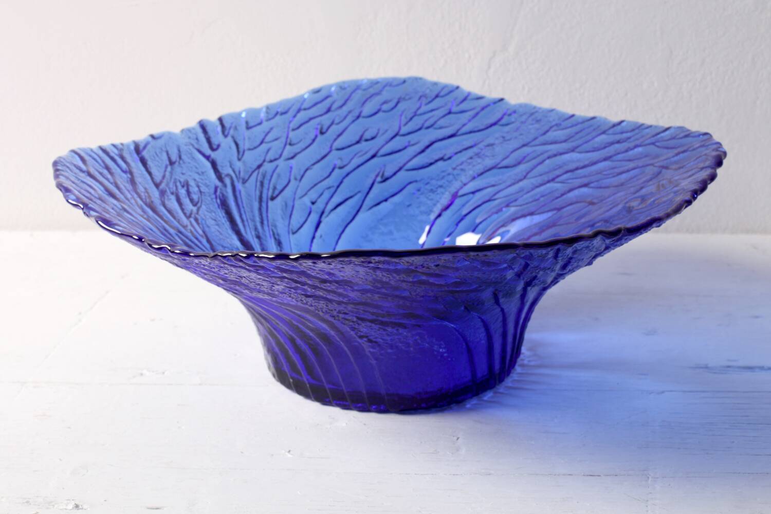 Bol en verre cobalt bleu du milieu du siècle : design finlandais 'Metsä', années 1970