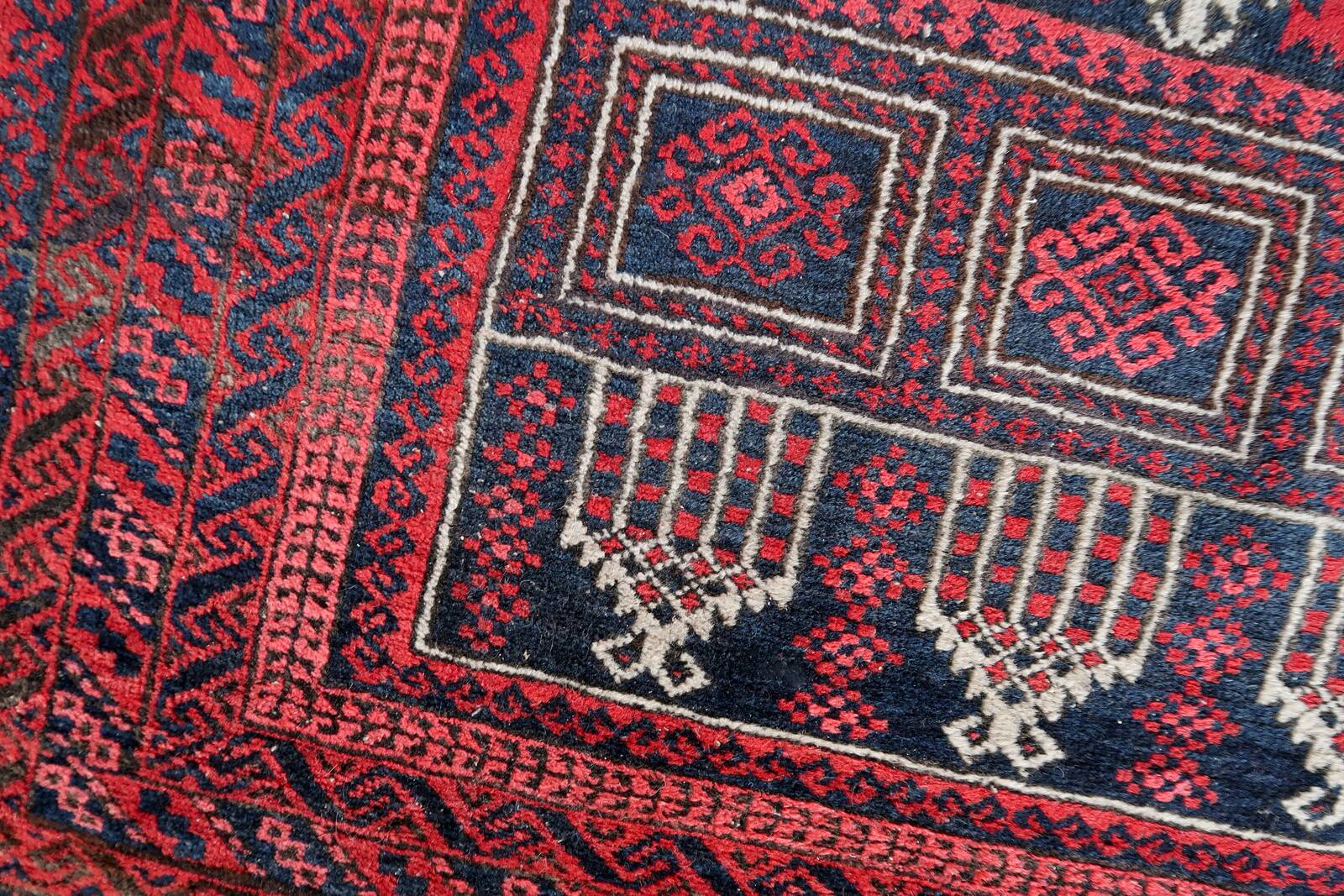 Tapis de Prière Vintage Baluch Fait Main en Laine – 94 x 152 cm