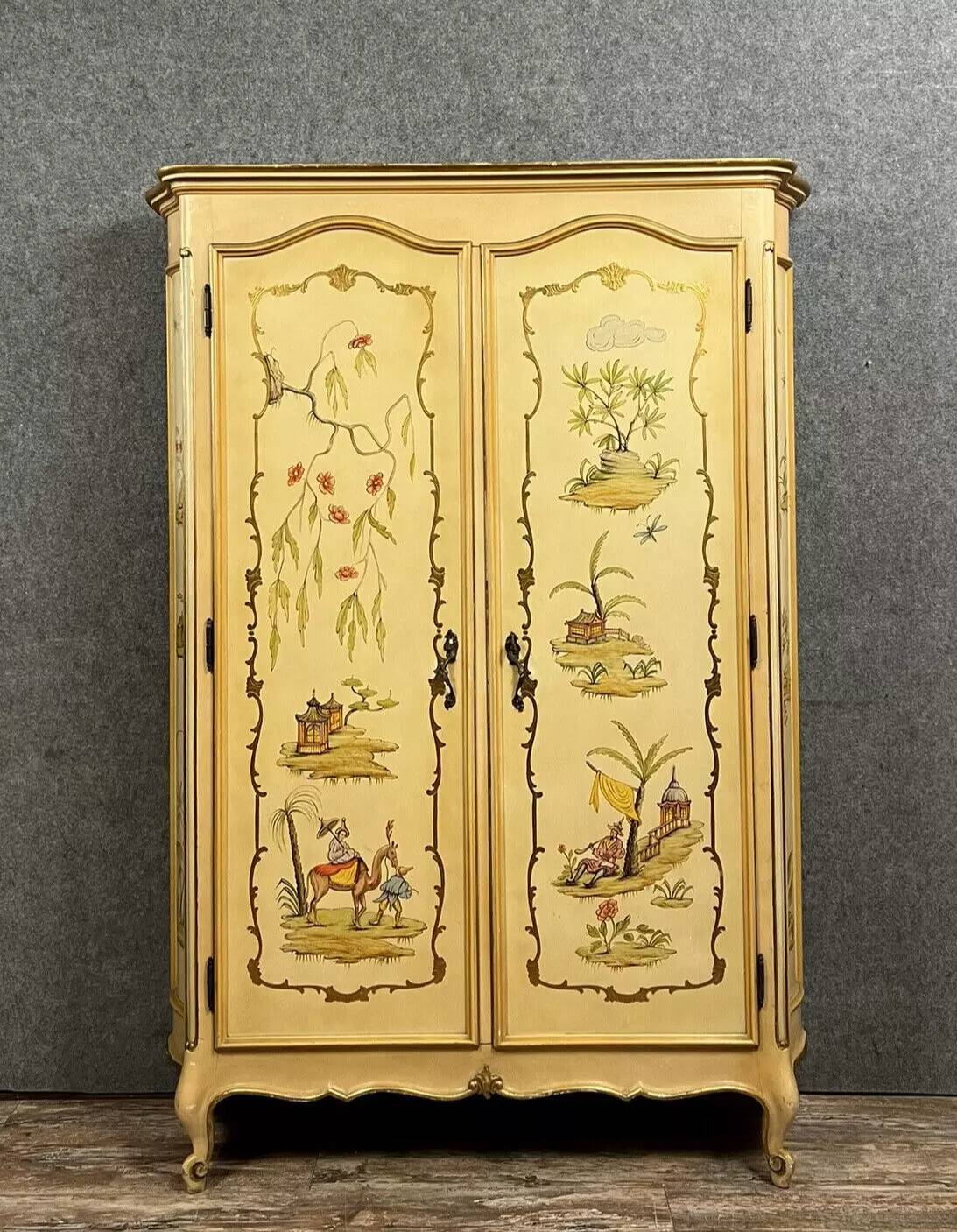 Armoire Vénitienne galbée a décors Chinois vers 1900