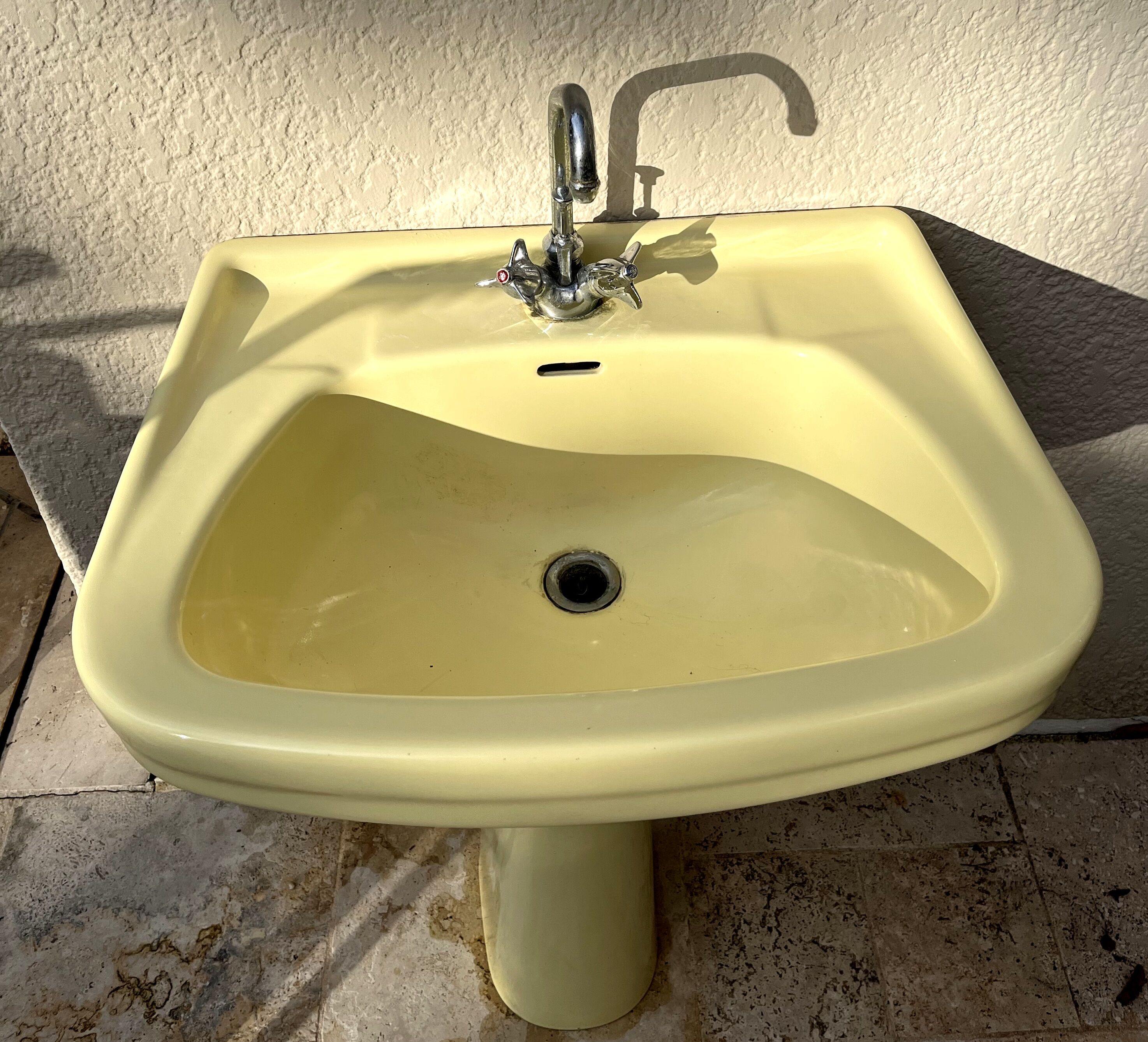 Lavabo vintage jaune pâle