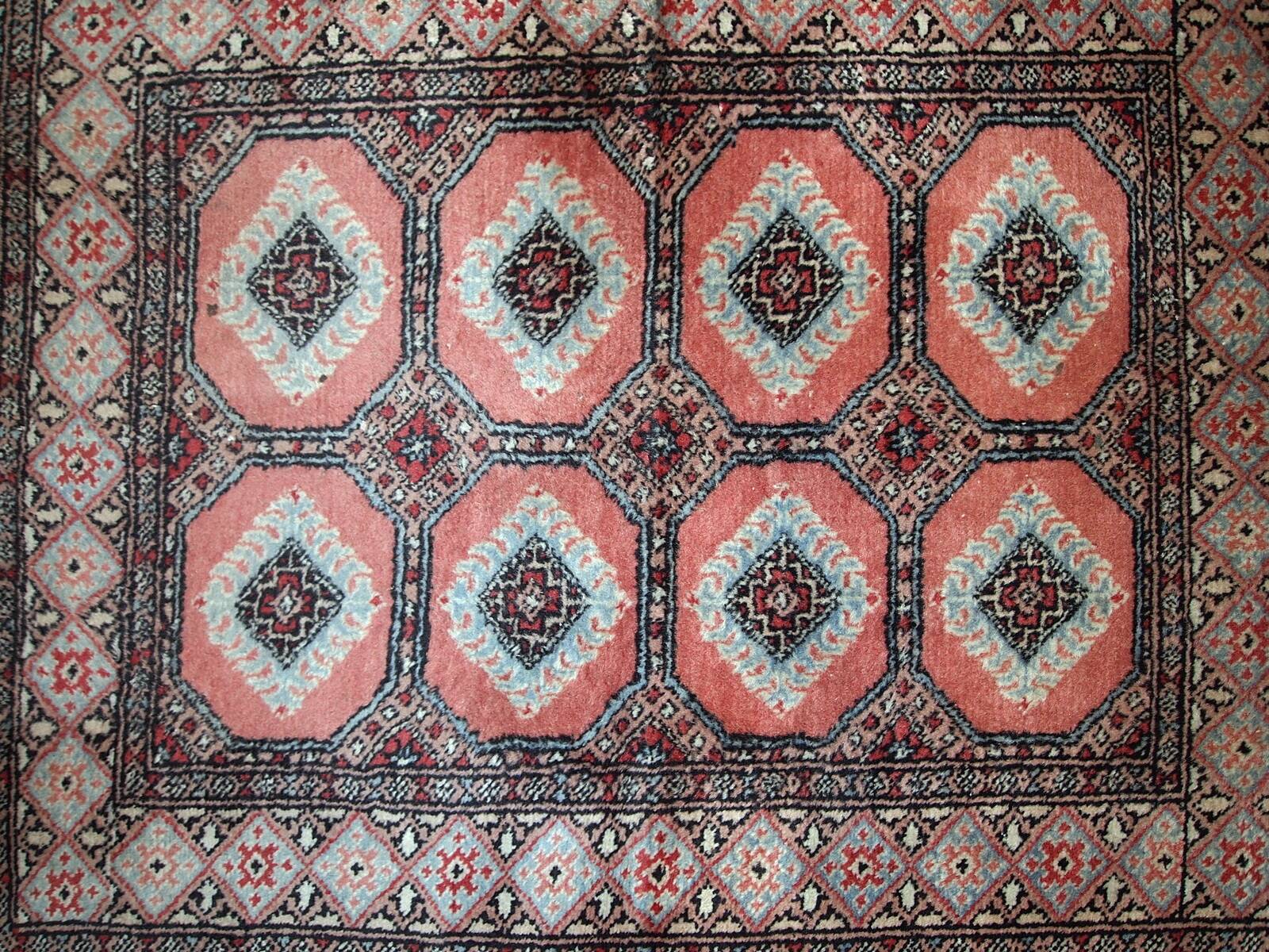 Tapis vintage fait main Bukhara en laine rose et bleu ciel (81cm x 118cm)