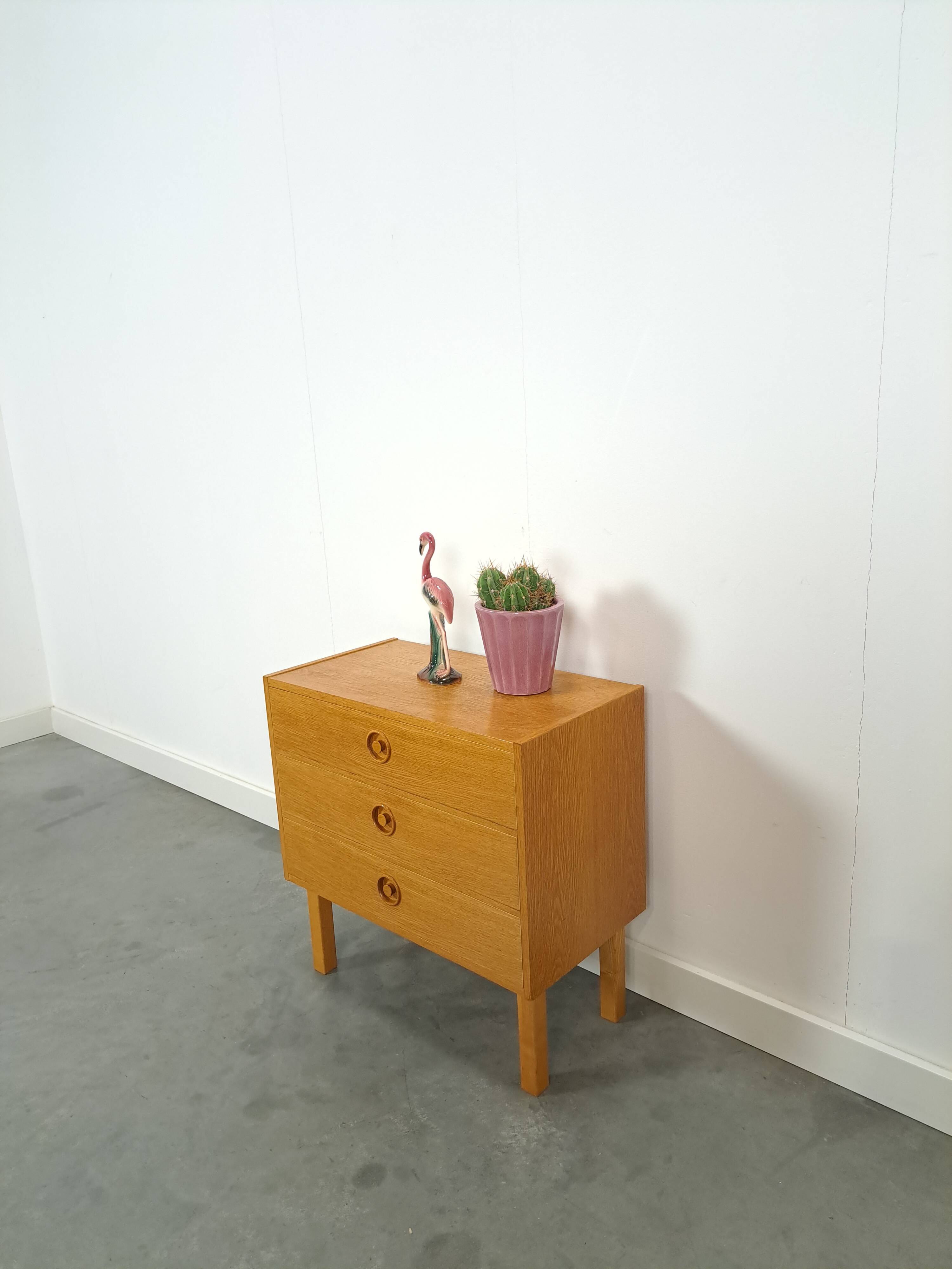 Commode en placage avec poignées rondes de Suède