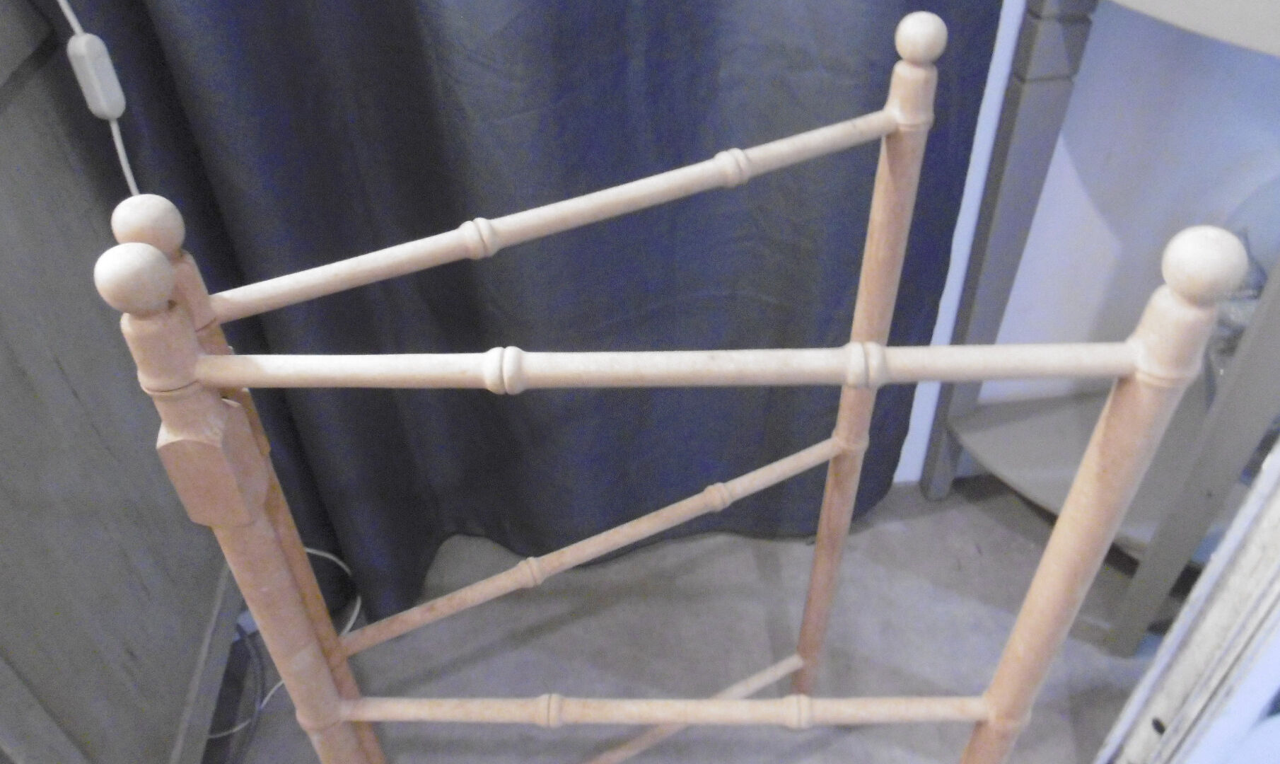 Old towel rack in natural wood XXeme
