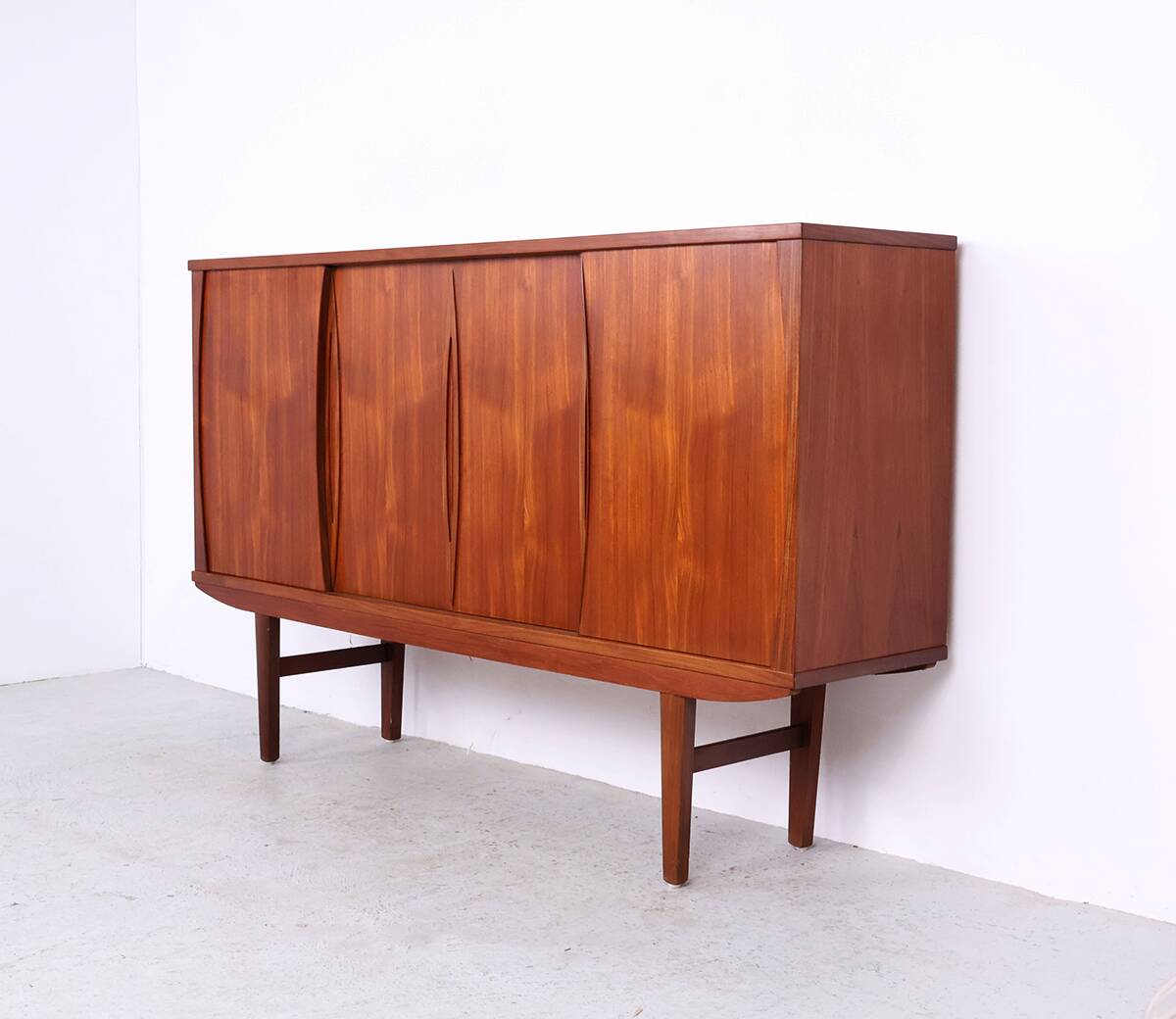 Enfilade vintage en teck avec 4 portes coulissantes, années 1960.