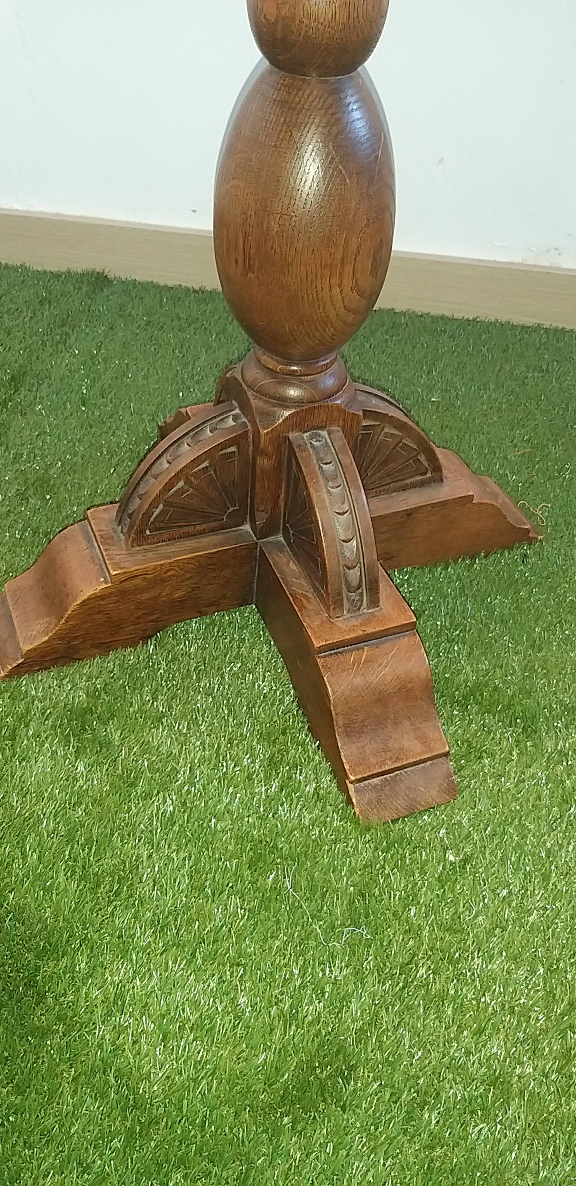 Round table/ gueridon in art deco chene