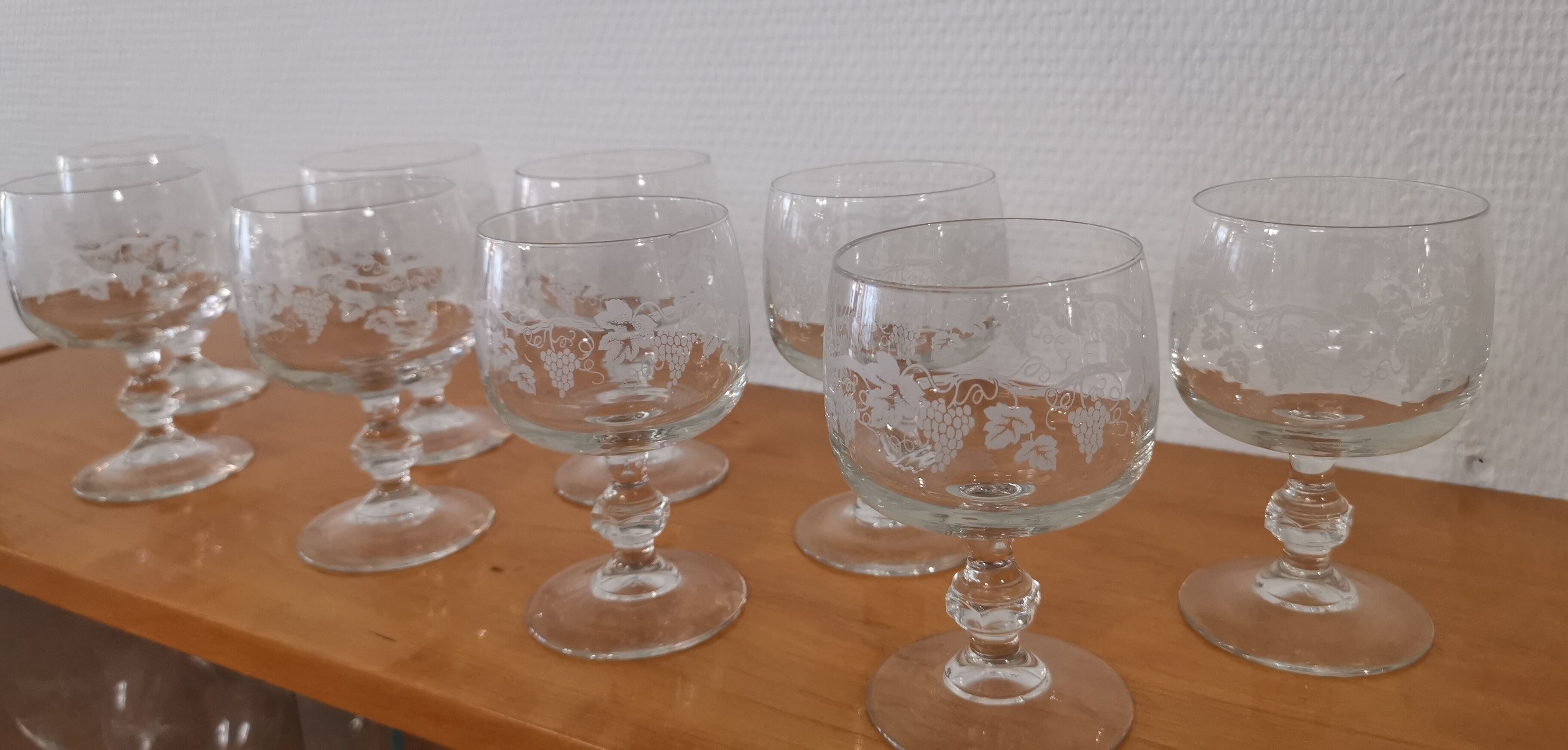 Set of 9 red wine glasses on feet, grape decoration and Luminarc vine shoot