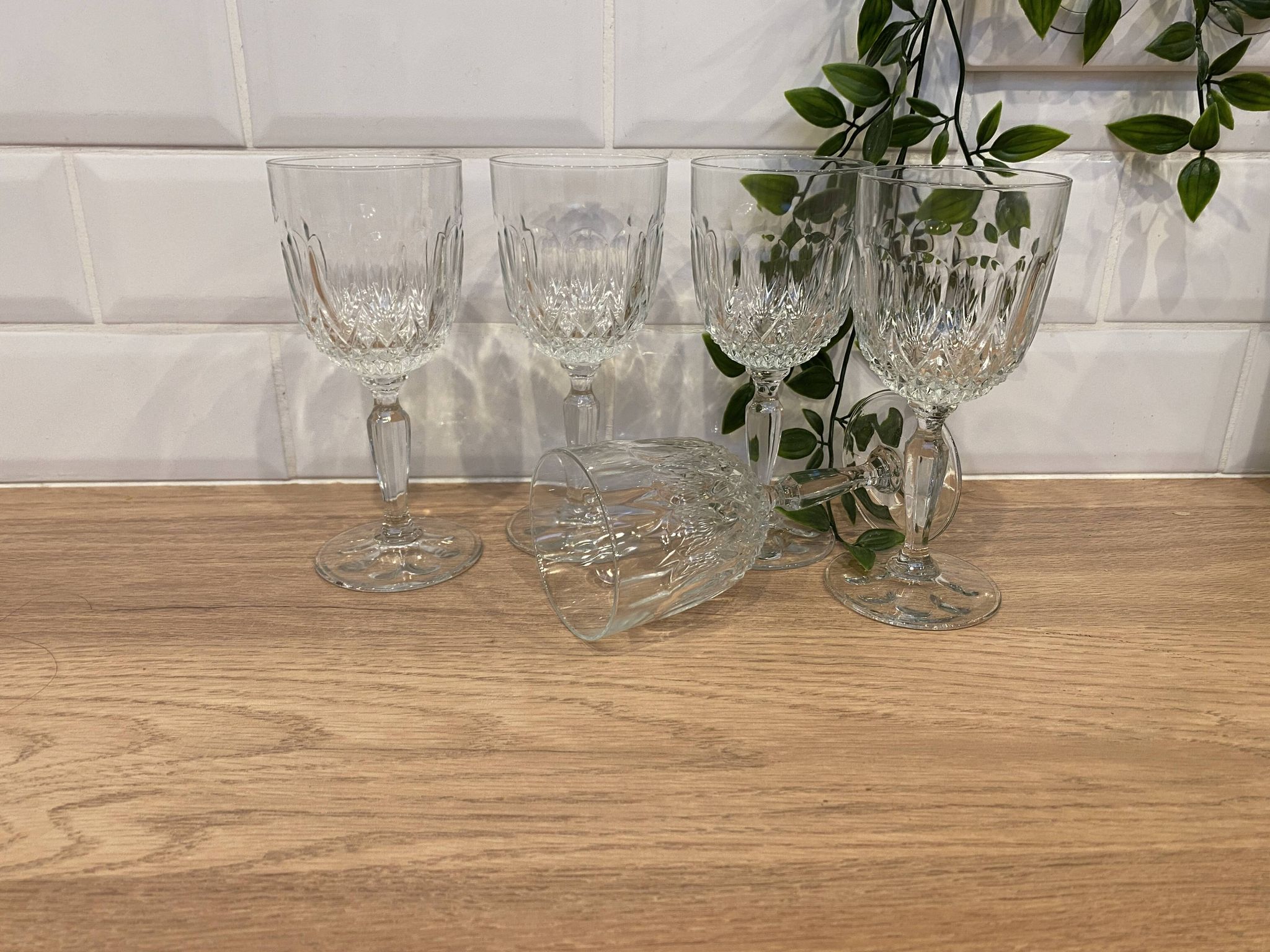 Set of 5 wine glasses