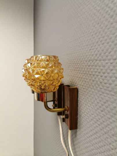 Ensemble d'appliques murales en palissandre, laiton et verre de couleur ambre. danois des années 1960