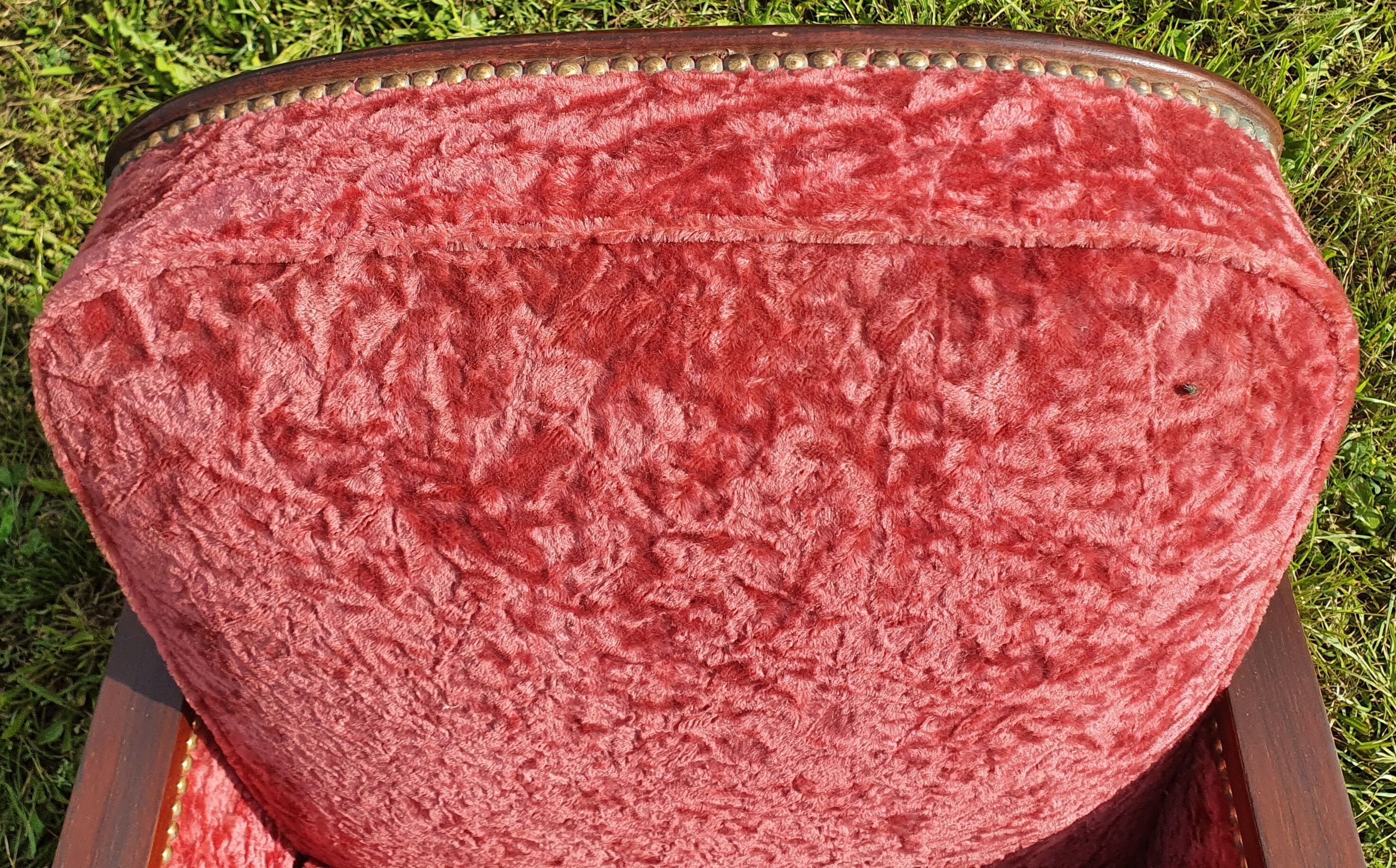 2 Art Deco armchairs in red velvet and wood