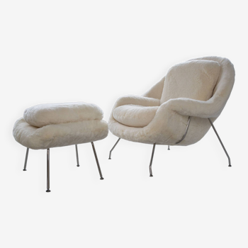 Womb Chair et Ottoman en tissu blanc moelleux par Eero Saarinen