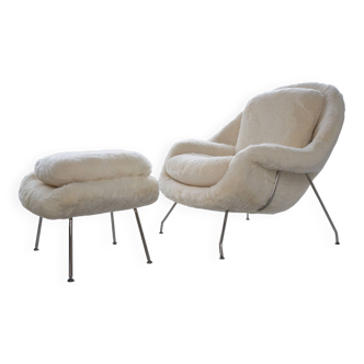 Womb Chair et Ottoman en tissu blanc moelleux par Eero Saarinen