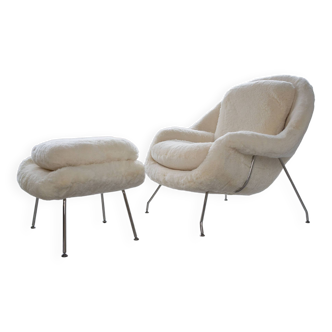 Womb Chair and Ottoman in fluffy white fabric by Eero Saarinen