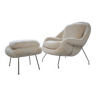 Womb Chair et Ottoman en tissu blanc moelleux par Eero Saarinen