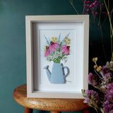 Composition d'un bouquet de fleurs de jardin à l'aquarelle dans un arrosoir en argile fait main