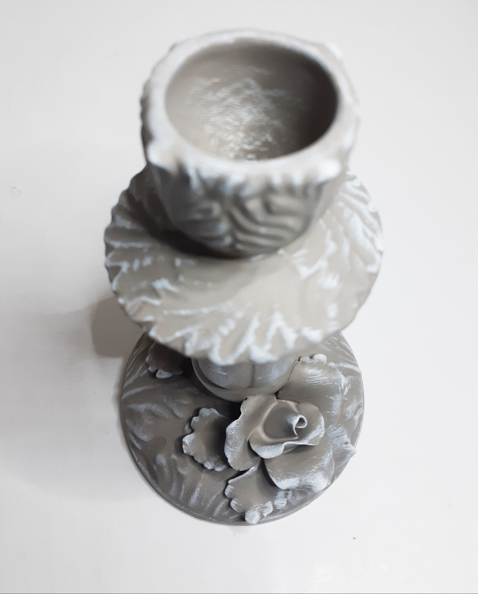 Bougeoirs de table en porcelaine italienne Capodimonte, fin XIX ème , patinée taupe