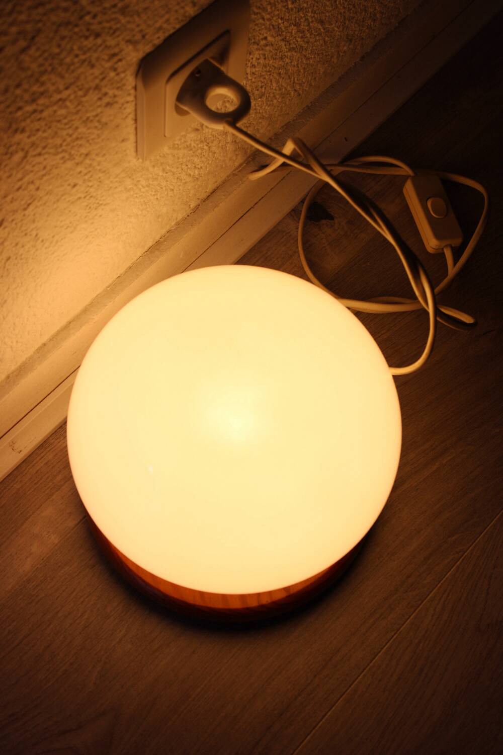 Lampe champignon en opaline et bois, années 80