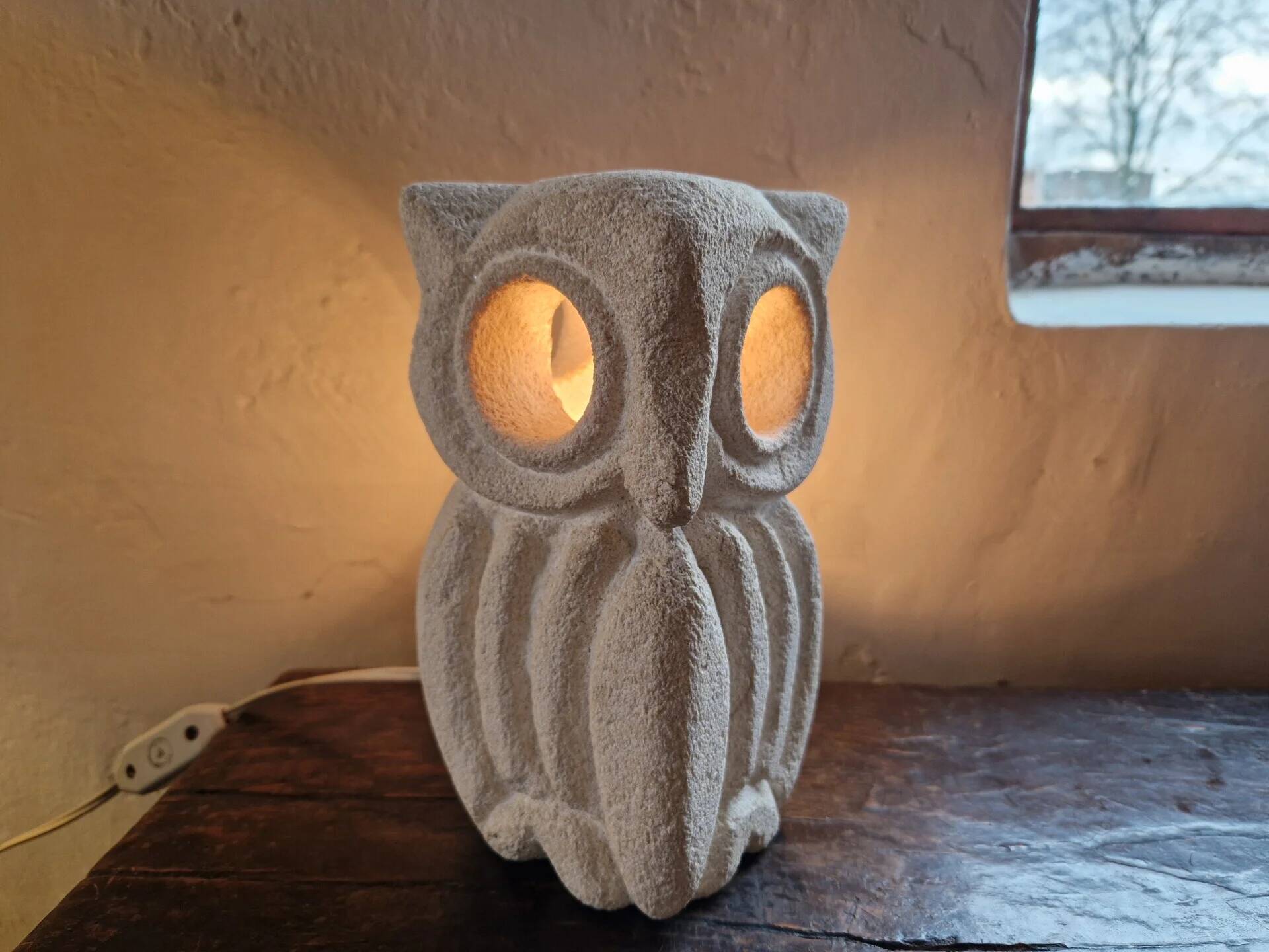 Lampe sculpturale en calcaire en forme de hibou par Albert Tormos, France