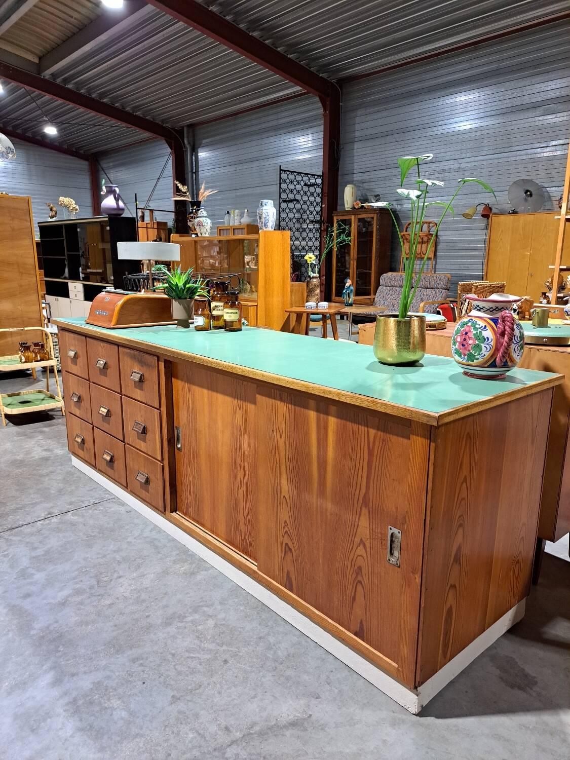 meuble de métier en bois ancien avec lame en formica