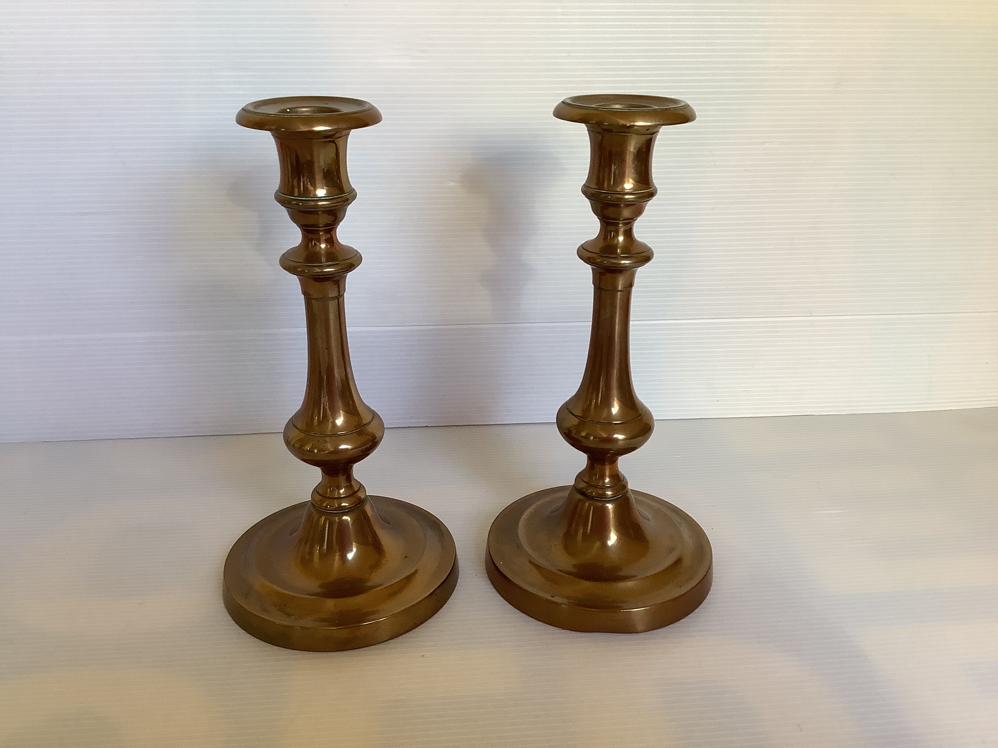 Paire d’anciens bougeoirs en laiton
