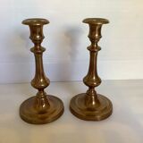 Paire d’anciens bougeoirs en laiton