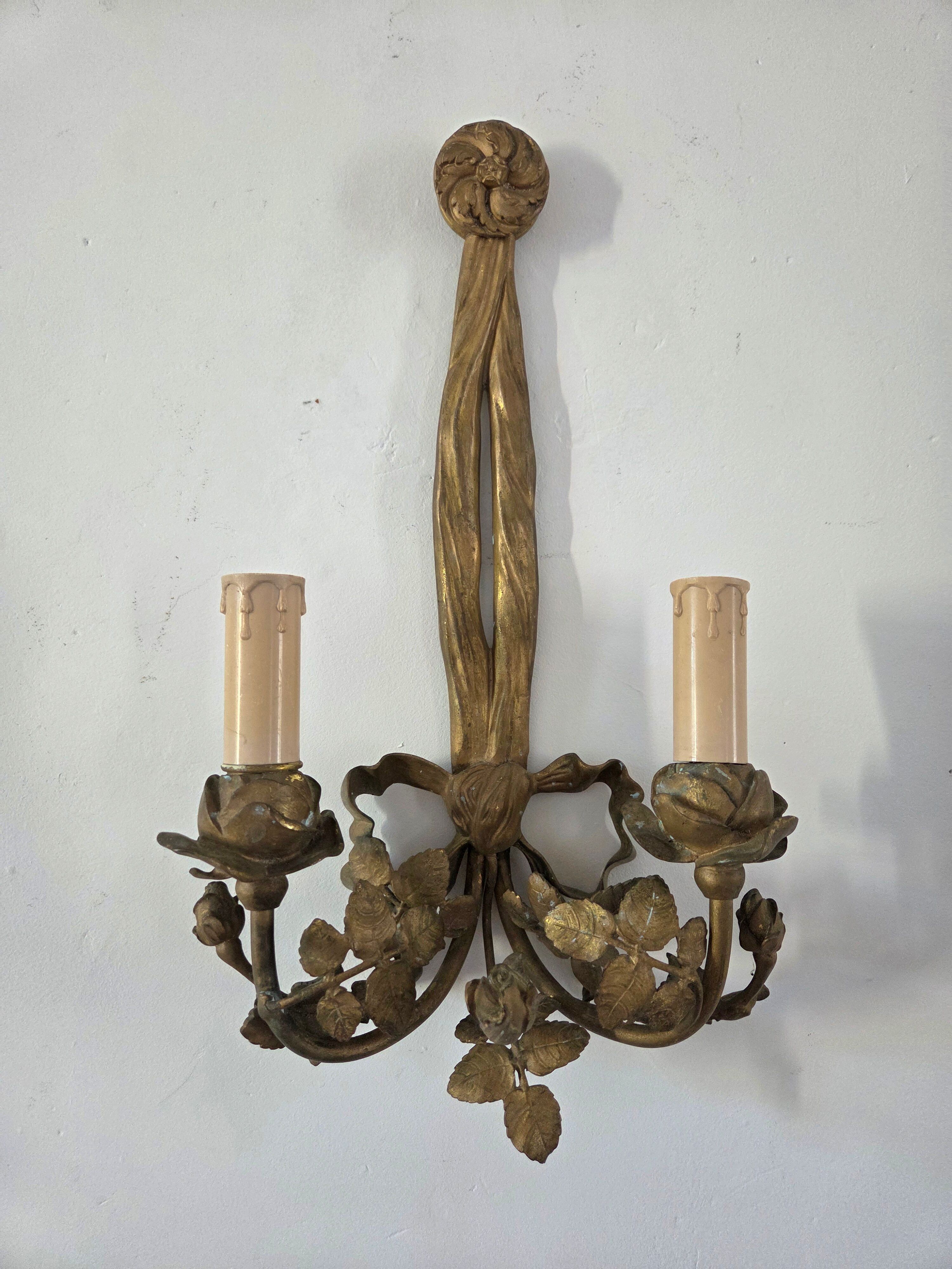 Bronze wall light in the Louis XVI style