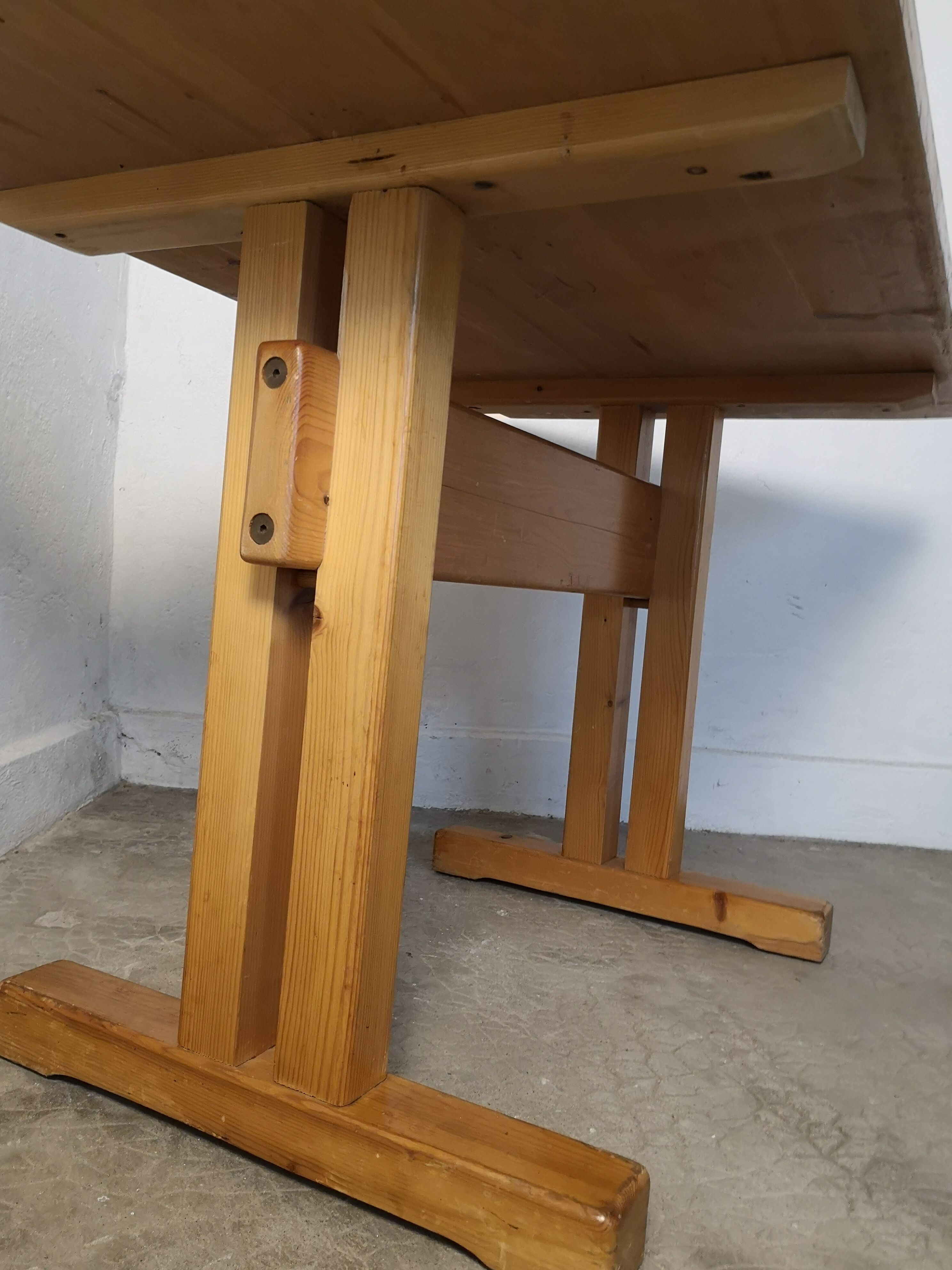 Table Charlotte Perriand les Arcs