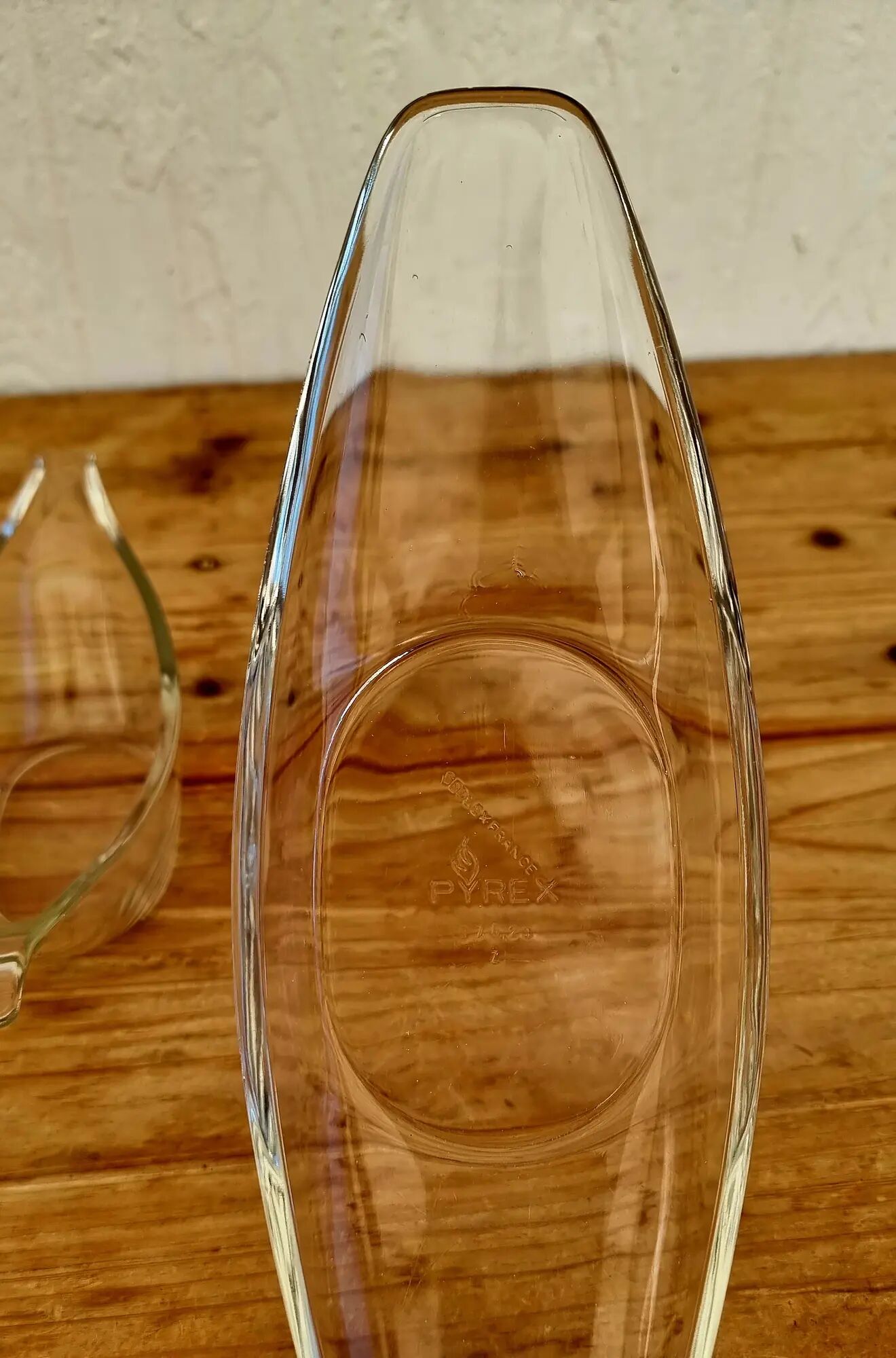 Vintage Pyrex Sedlex France sauce boat in moulded glass with a lid.