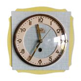 Horloge formica vintage pendule murale silencieuse carrée "FFR jaune vert"